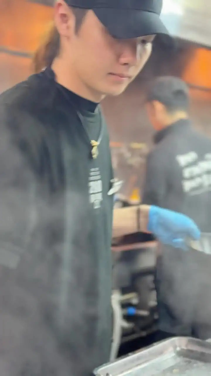 名鉄百貨店本館9F
ご当地ラーメンリレー出店中!
豚骨だけど臭みのないあっさりスープが特徴の鹿児島本場の味!
麺は博多よりも太めのモチモチとした麺🍜
お陰様で連日沢山の方にお越し頂いております😁
今日もお待ちしております👍
#麺屋二郎 #名鉄百貨店 #ラーメン好きとつながりたい #ラーメンすたぐらむ #三連休