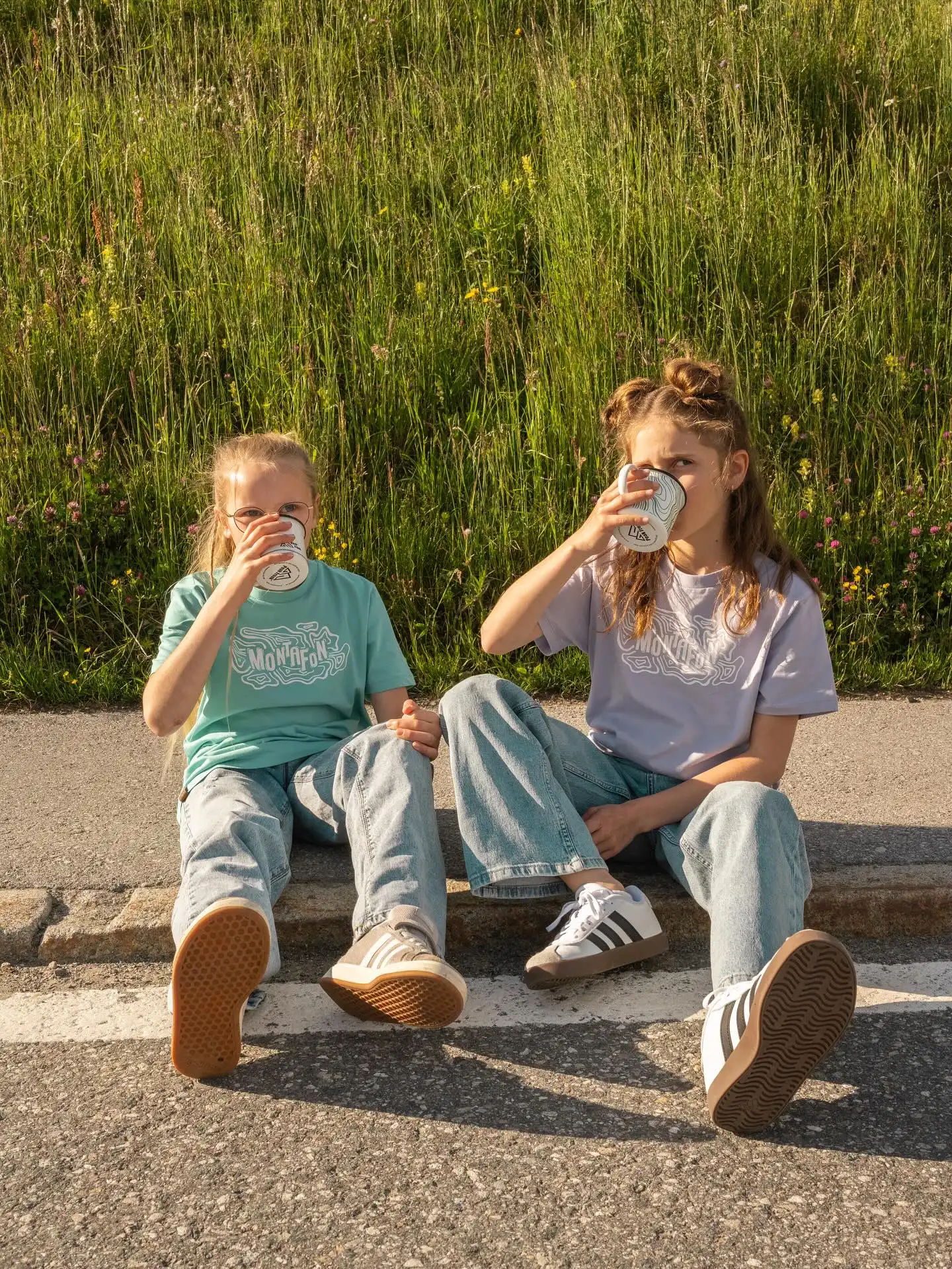 ☀️Sommer, Sonne, Lieblingsplatz!
So sieht’s aus, wenn man den Sommer im Montafon genießt – mit den Topo Junior T-Shirts in Pool Blue & Lavendel und den passenden Emaille-Tassen in der Hand. 🌼
Die Shirts gibt’s nicht nur fürs Montafon, sondern auch fürs Brandnertal – perfekt für kleine Entdecker:innen mit Stil! 🏞️
✨ Ob Bergabenteuer oder Eiscremepause am Straßenrand – so schmeckt der Sommer!
👉 Hol dir jetzt dein Lieblingsshirt im Shop und mach den Sommer unvergesslich!
📸 @jeroenbeumer
#topo #montafon #brandnertal #kidsstyle #outdoorfamilie #bergkinder #sommergefühle #emailletasse #montafonstyle #familyadventures