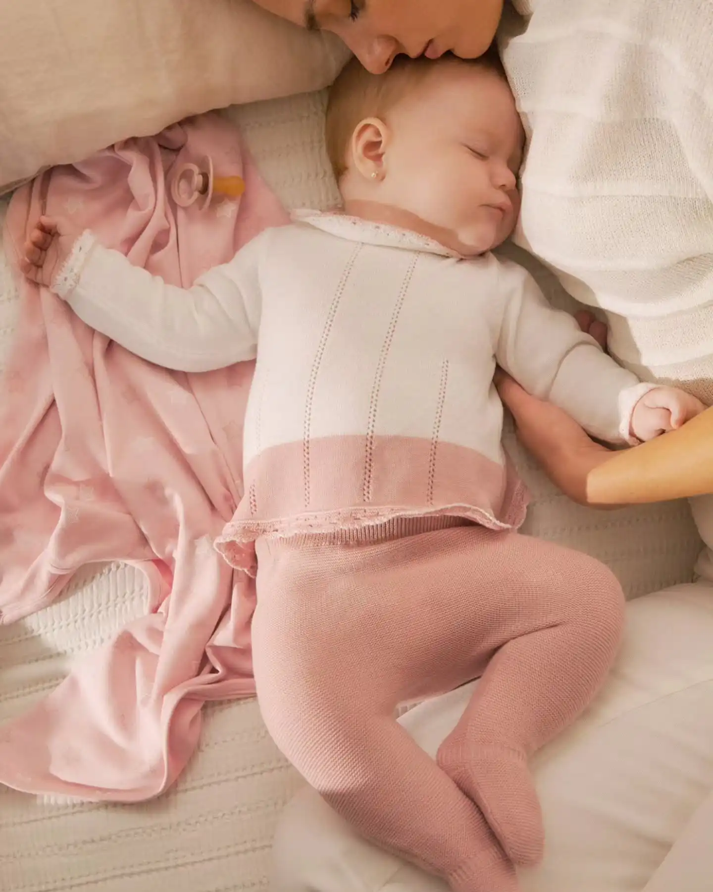 ✨No es solo ropa… es el comienzo de sus primeros recuerdos.
Cada prenda abraza su piel con suavidad, pero también envuelve tu corazón de amor.
Porque vestirla hoy, es guardar un pedacito de su infancia para siempre.

👶🏻 Descubre la colección que hará aún más mágicos sus primeros días.
🛍️ Encuentra el conjunto perfecto en nuestra tienda o en www.tiendasalo.com