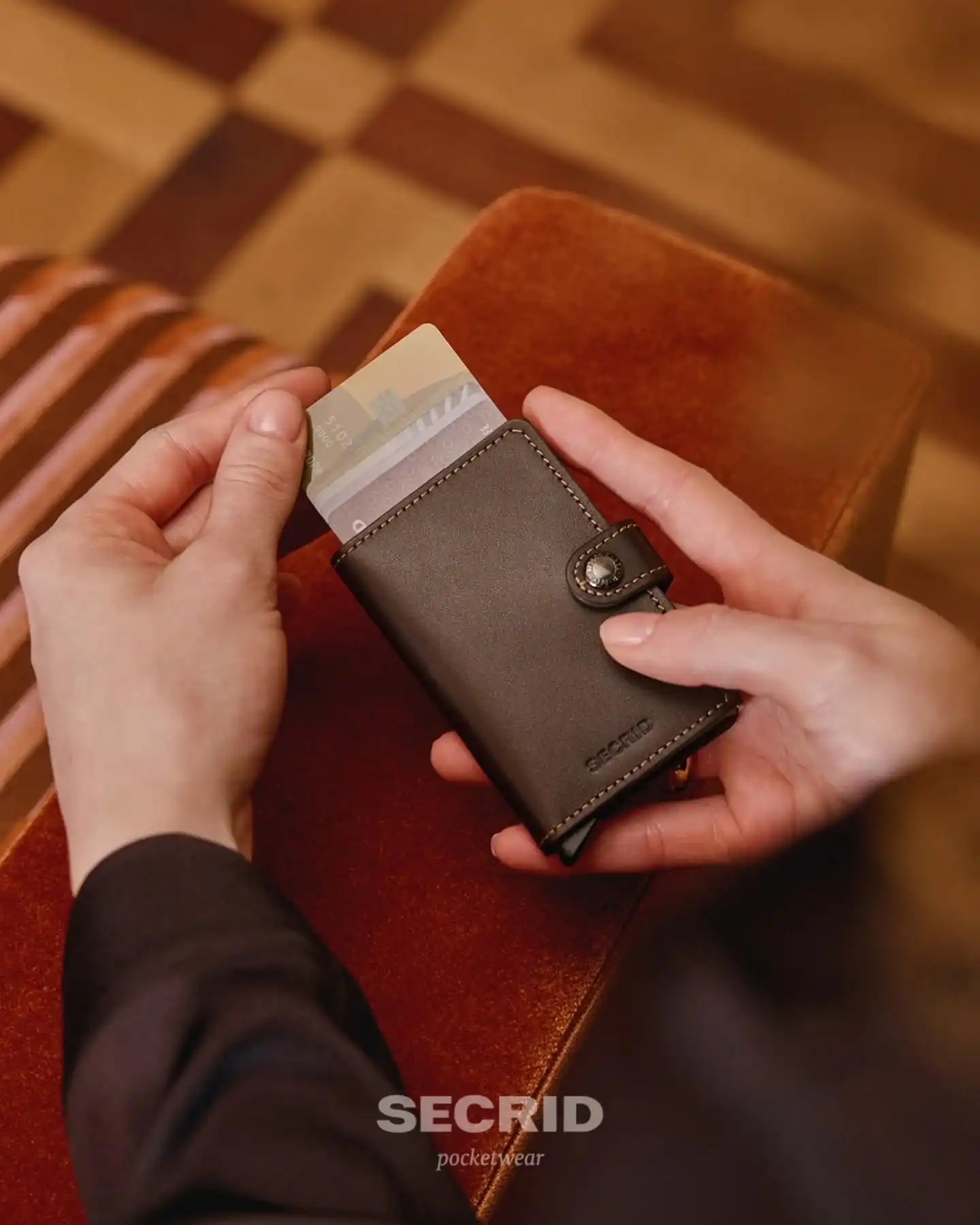 Sleek, stylish & super praktisch 💼✨ Die @secrid Wallets verbinden minimalistisches Design mit maximaler Sicherheit – ein Must-Have für jeden Alltag!
Shop now: www.brooklyn-shop.de
#secrid #walletstyle #cardholder #minimalism #everydaycarry #urbanstyle #mensfashion #accessorieslover #brooklyn_shop #streetwearaccessories #modernstyle #compactdesign #practicalfashion #fashionessentials