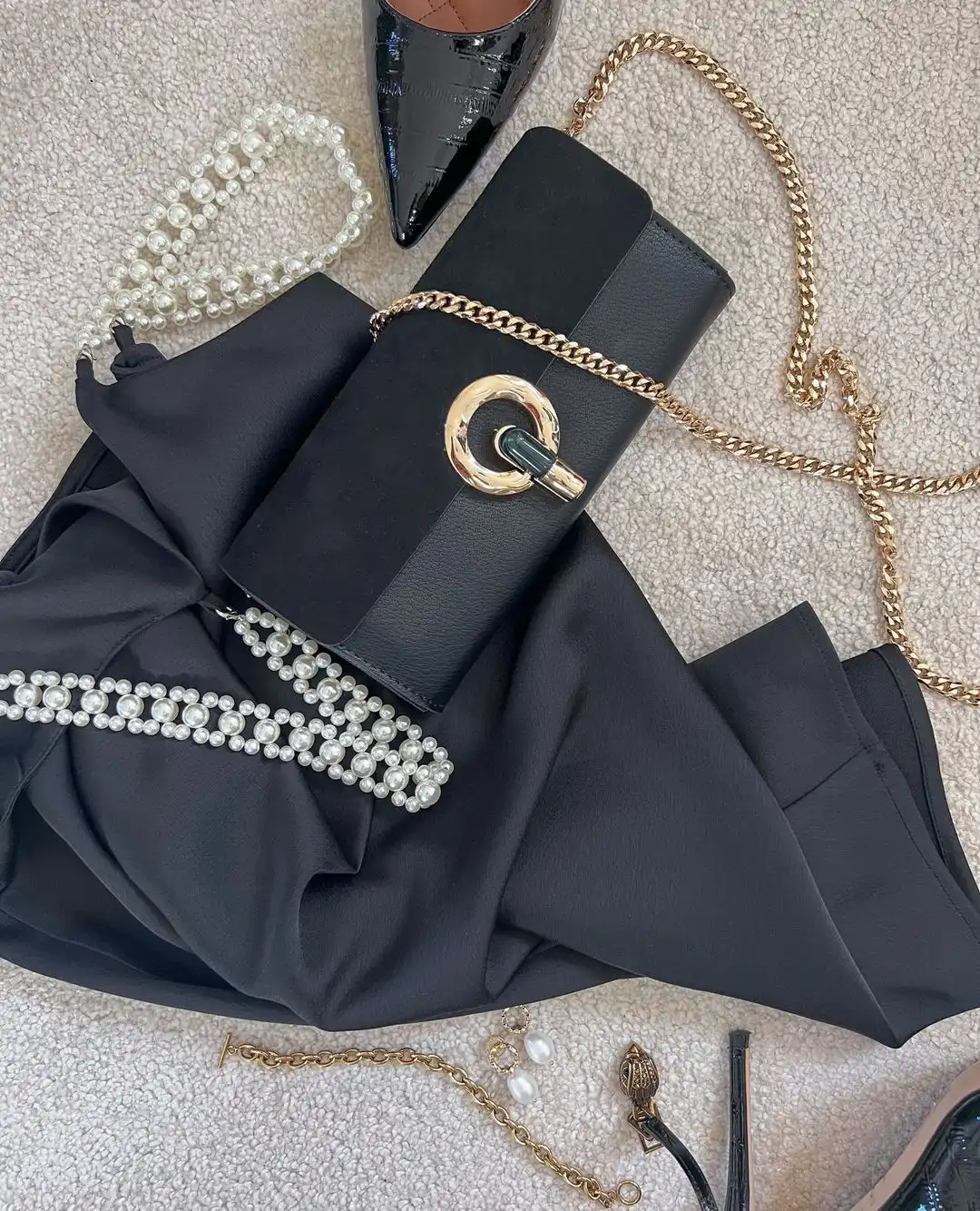 May it be casual or formal, Sara is perfect for every occasion 

Product Name: Sara Black Large Twistlock Purse
Shop now via the link in our bio!

#LuellaGreyPakistan #LuellaGreyLondon