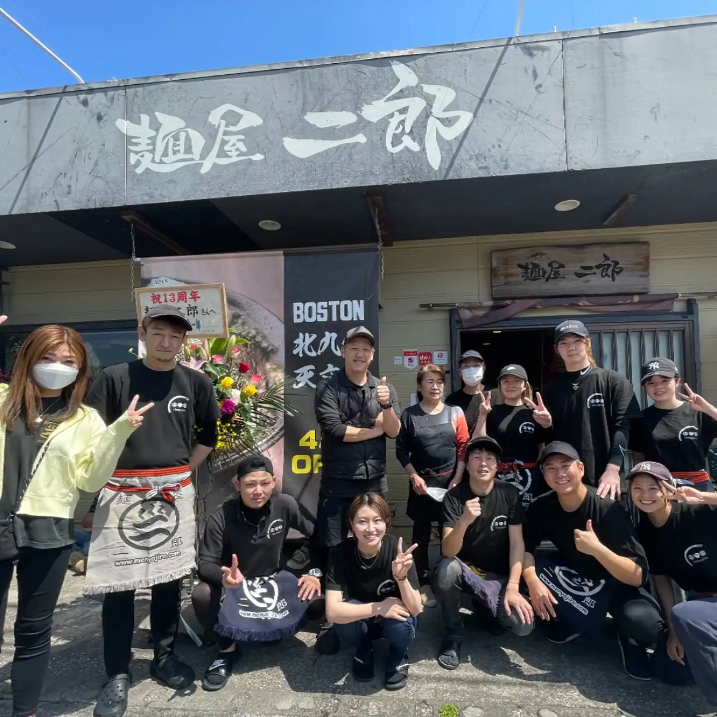 こうきが戻ってきて
No.2の浜上が大分精神的に楽になって
No.3の折尾も同じく楽になって
新入りのかんた、きんた、こうたっていう
団子三兄弟も頑張ってくれてて。
どうせなら
くうた、けんたって奴おらんかな笑
本当みんなで沢山の苦楽を共にね
過ごしたいって思う。
お金も大事だけど
それ以上に誰と共に苦楽を過ごすか
それがもっとかけがえのない財産だよなって
イベント来るたびに思う。
普段は当たり前で気付きにくい部分ではあるし
それよりも重点的にしてるとこもある
ただ、1つ言えるのが九州最南端の
こんな田舎街でこんなに情熱的なメンバーが
揃うって凄い奇跡。
だからこそ、僕自身もやんなきゃって
気持ちになる
こんな幸せな毎日がずっとずっと
続けていけるように
最終ね
この環境をちゃんと守んなきゃいけないのは
経営者である自分の務め。
きばらんとね!
訳分からん常識!?
圧力には絶対負けない!
みとけよ。
そんなやわじゃないウチらは。