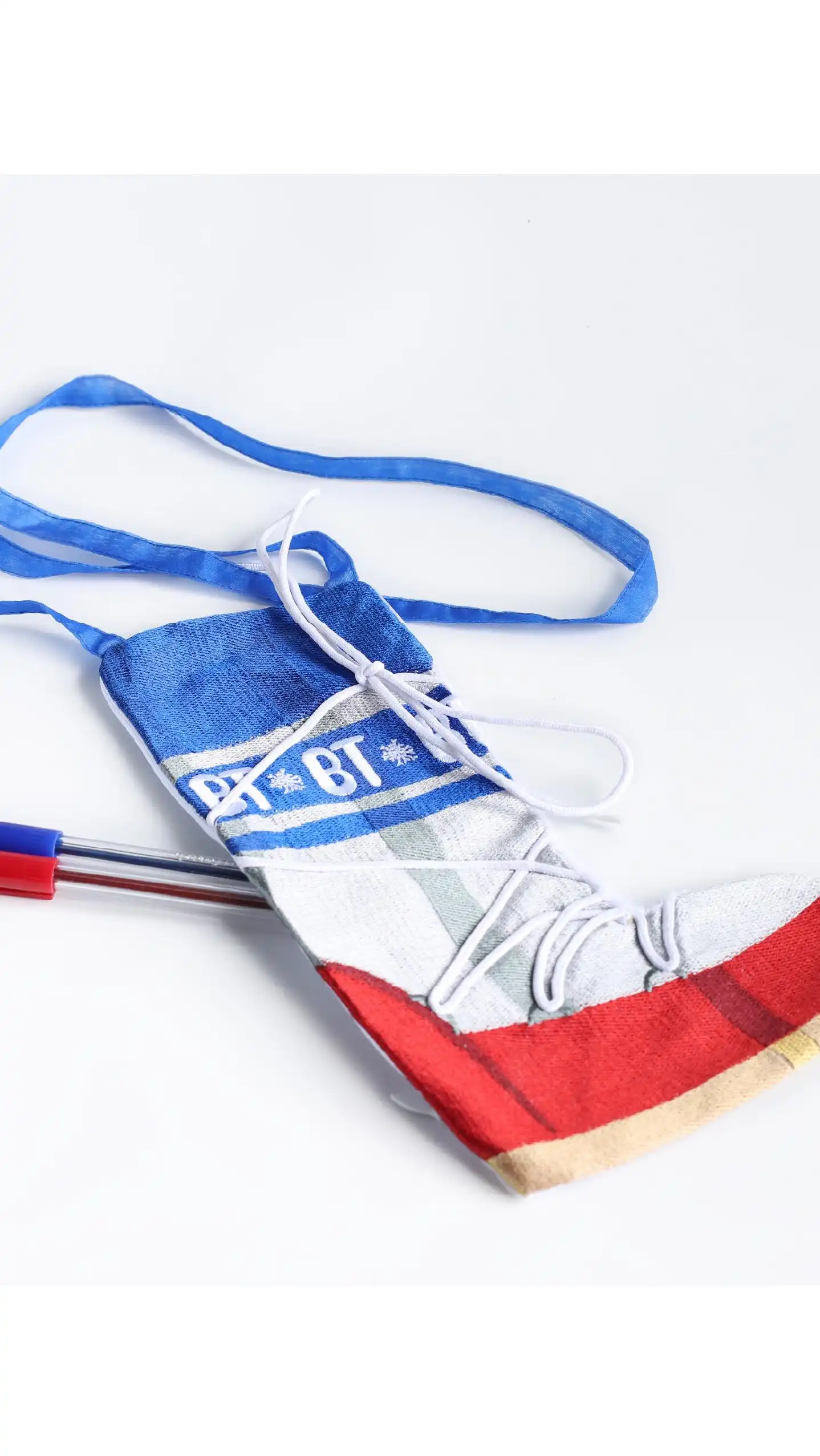 あの有名はMOON BOOTをBRIGITTE TANAKA風にアレンジした
スキーシューズそのままの形のポシェットです。
この冬はぜひブーツを持ってお出かけしてみてください。🎿
Here’s MOON BT, our embroidered organza pouch, inspired by the iconic Moon Boot.
Light, shiny, and a little offbeat… ready to melt the snow (and some hearts). 💋
#BrigitteTanaka #MOONBT #WinterVibes #OrganzaAddict #MoonBootMood #ParisianTwist