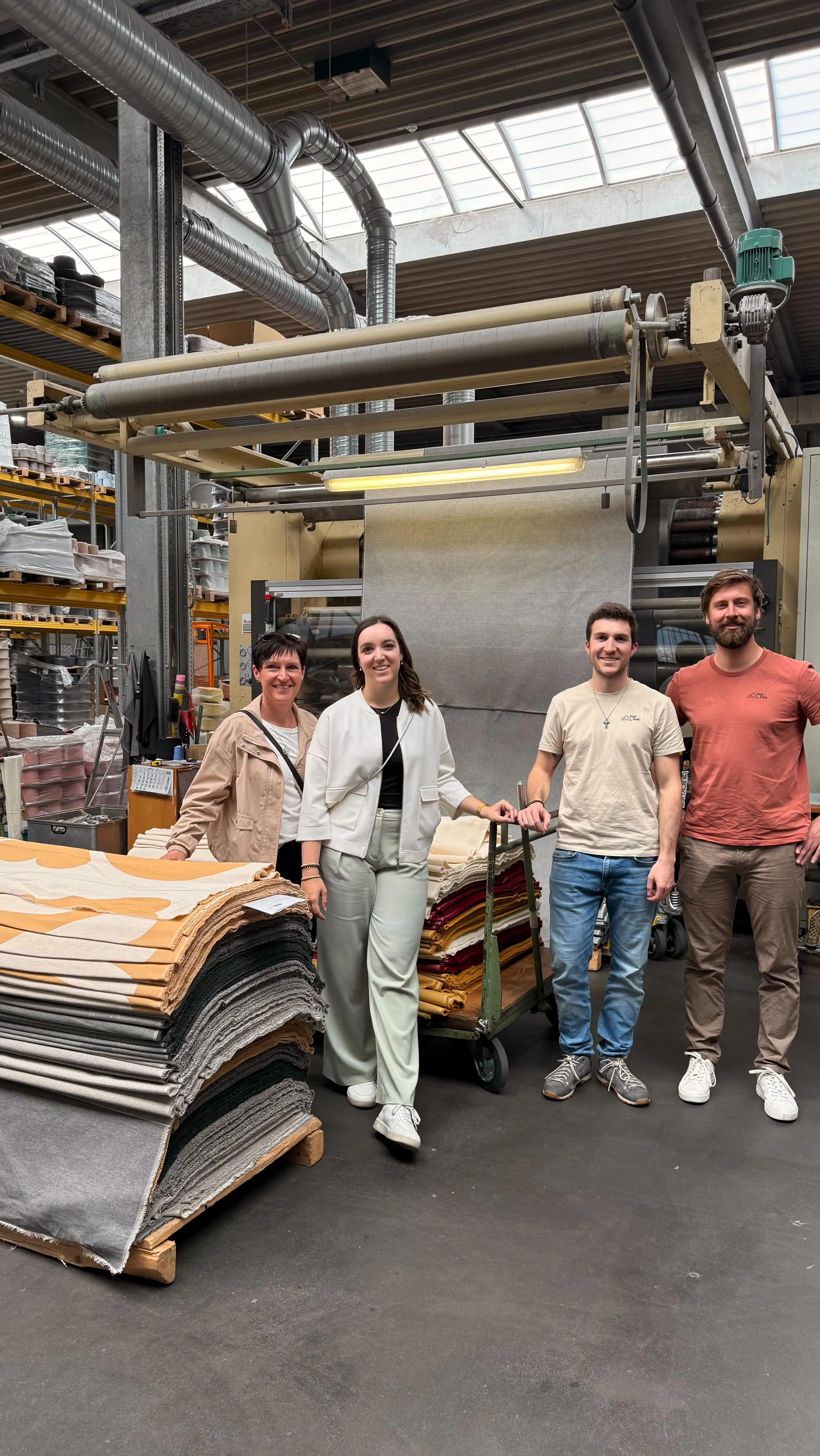 🧵✨Von der Idee bis zur fertigen Decke - wir wissen was wir verkaufen.
Unser Team durfte einen Blick hinter die Kulissen bei @davidfusseneggertextil werfen - dort wo seit 1832 mit Leidenschaft, Handwerkkunst und höchsten Standarts produziert wird.😎
Qualität aus Österreich. Aus Tradition. Für dein besonderes Zuhause.🇦🇹⛰️
👉 Schaut vorbei - in unseren Stores wartet eine große Auswahl auf euch!
#peakfreak #forrealpeakfreaks #qualität #regional #kuschelig