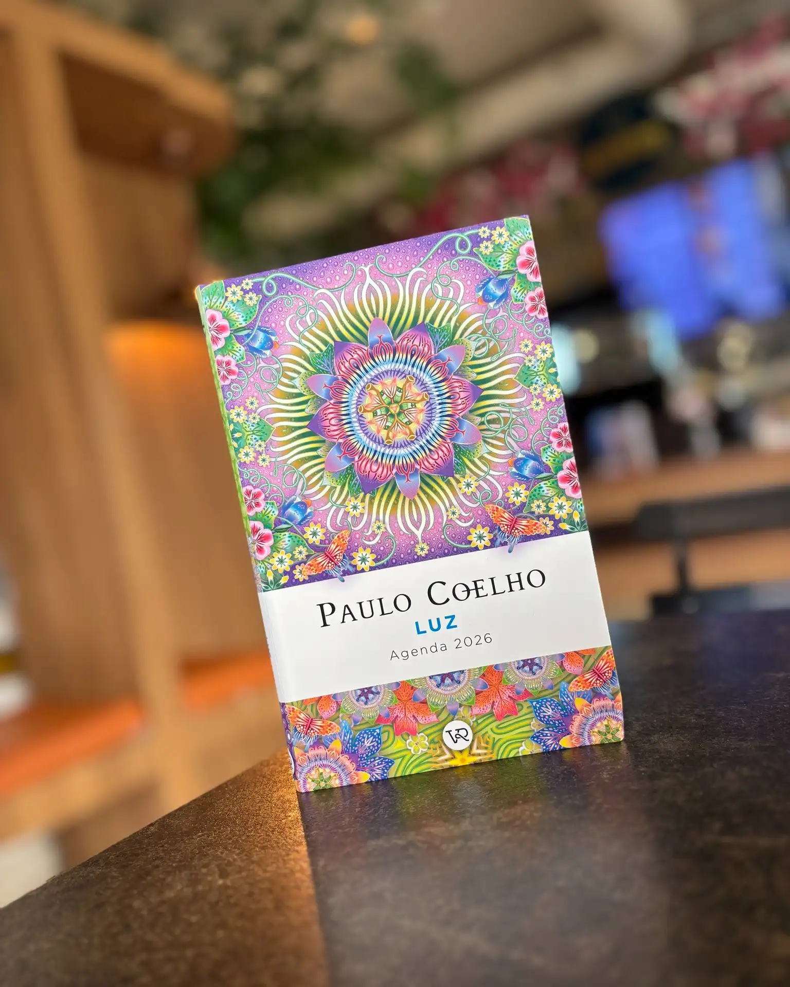 Presentamos la magnífica agenda Paulo Coelho, ilustrada por Catalina Estrada.

Una agenda, una compañera, una tutora vital para compartir el año con las mejores citas de uno de los autores más queridos de nuestro tiempo. A través de sus citas más célebres, Paulo Coelho te propone un apasionante recorrido a lo largo del año 2026 a la vez que te adentra en su extensa obra.

La ilustradora Catalina Estrada, artista de éxito mundial, acompaña las citas con explosiones de color que recuerdan a los jardines exuberantes y a la riquísima belleza de la naturaleza de su país natal.

#Agendas #Panamá #Leer