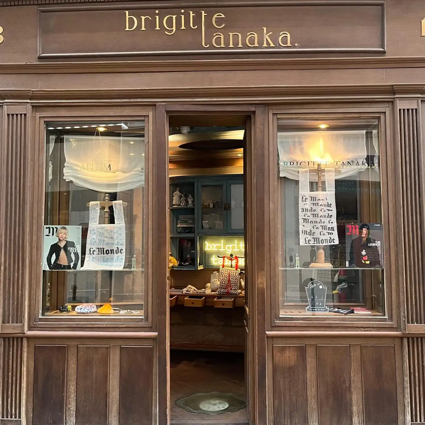 🗞️✨ Brigitte Tanaka x Le Monde ✨🗞️

From Oct 2–16, our rue Saint Roch boutique turns into the stage for a unique collab:
Brigitte Tanaka’s poetic world meets the iconic daily, Le Monde.

A fleeting, delicate moment – grab it while you can.
⚡ Limited pieces only – once they’re gone, they’re gone.

📍 Boutique Brigitte Tanaka – Paris
💫 Come and discover this delicate, ephemeral capsule.