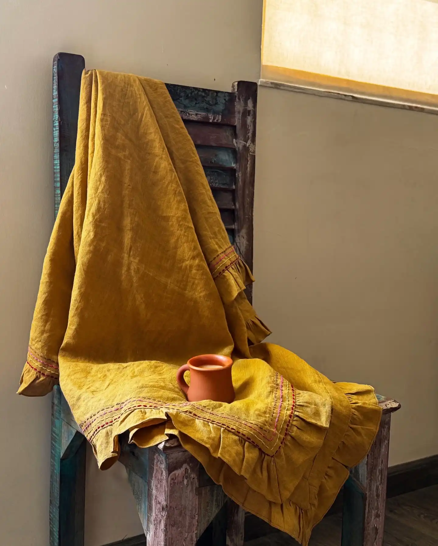 Sunlit linen, a warm cup in hand, and a moment that asks for nothing more. ☀️🍂
Slow mornings, the way they’re meant to be, are truly life’s blessings. 
How do you start your day?❤️ @loveoflinen 
.
#sunlit #goldenhourphotography #linenaesthetic #texture #decorhome #homecorner #linenlove ❤️