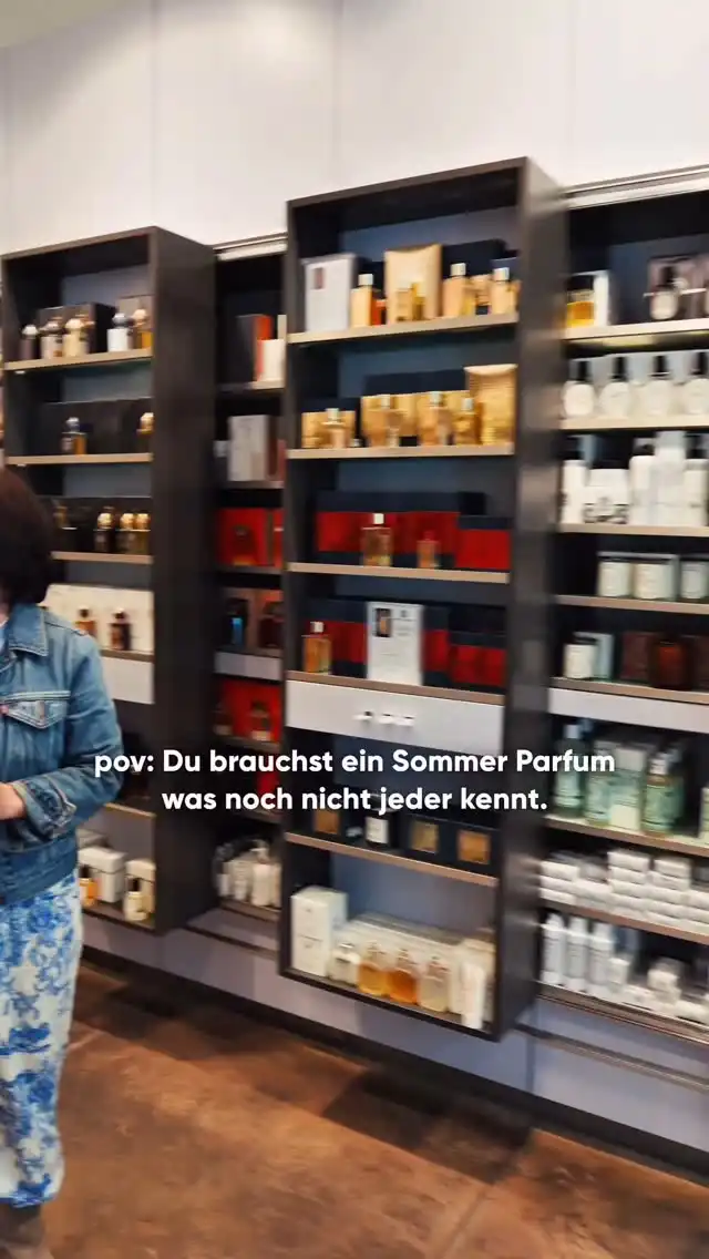 “Ich will was für den Sommer – aber bitte nix, was schon alle haben!” 🌞🕵️♀️
Siggi liefert natürlich: Queening – New York Vibes, Kokos, Baumwollblüte & Vanille.
Frisch, soft und absolut unter dem Radar. Noch. 😉
💬 Schon geschnuppert? Oder seid ihr noch auf der Suche nach eurem Hidden Gem für den Sommer?
#summerscent #nischenduft #queeningfragrance #parfumliebe #siggihatimmerwas #parfumhamburg #parfumsfindetmanbeiuns
