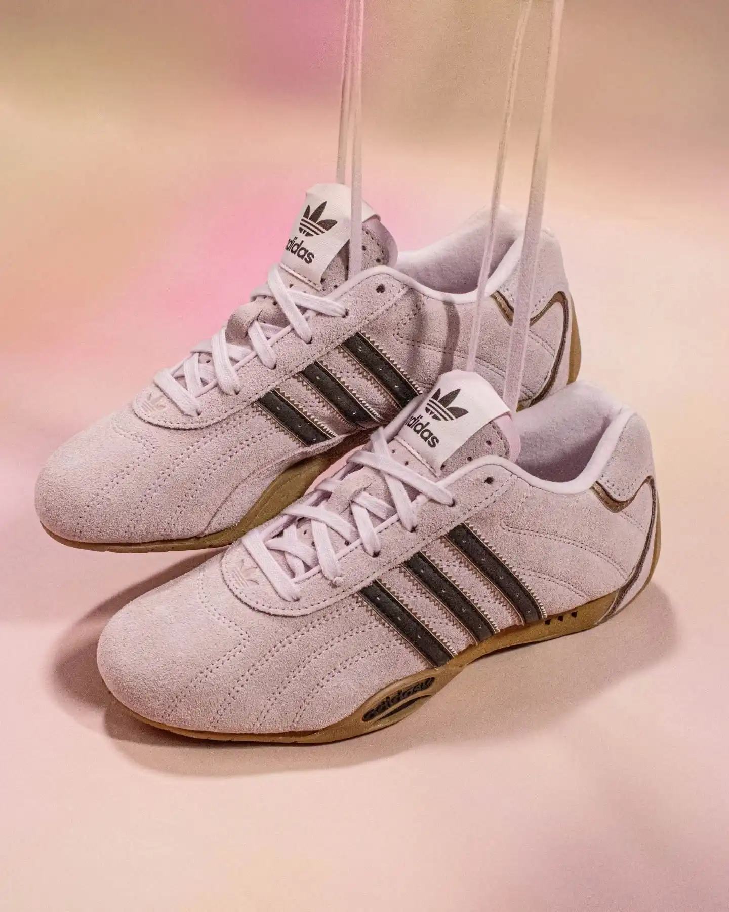 Der adidas Adiracer Lo W JS4519 kombiniert dynamisches Racing-Design mit softem Rosa, warmem Braun und klassischer Gummisohle. @adidasgermany
Retro-Vibes aus den 2000ern, neu gedacht für deinen modernen Alltagslook. @adidaswomen
Leicht, bequem und mit auffälligem Colorway – perfekt für Streetwear-Liebhaberinnen mit Sinn für Details.
@adidasoriginals liefert hier wieder ein ikonisches Piece mit Heritage-Charakter.
Shop now: www.brooklyn-shop.de
#adiracer #adidasoriginals #adidassneakers #pinkstyle #racinglook #retrosneaker #gumsole #y2kfashion #sneakerlove #streetwearfit #brooklyn_shop #sneakerstyle #fashiondetails #softtones #boostyourlook #adidas #adidaslover #adidaslove #adidassneaker #adidasoutdoor #iloveadidas #adidassportswear #3stripesstyle #adidasshoes #adidascollector