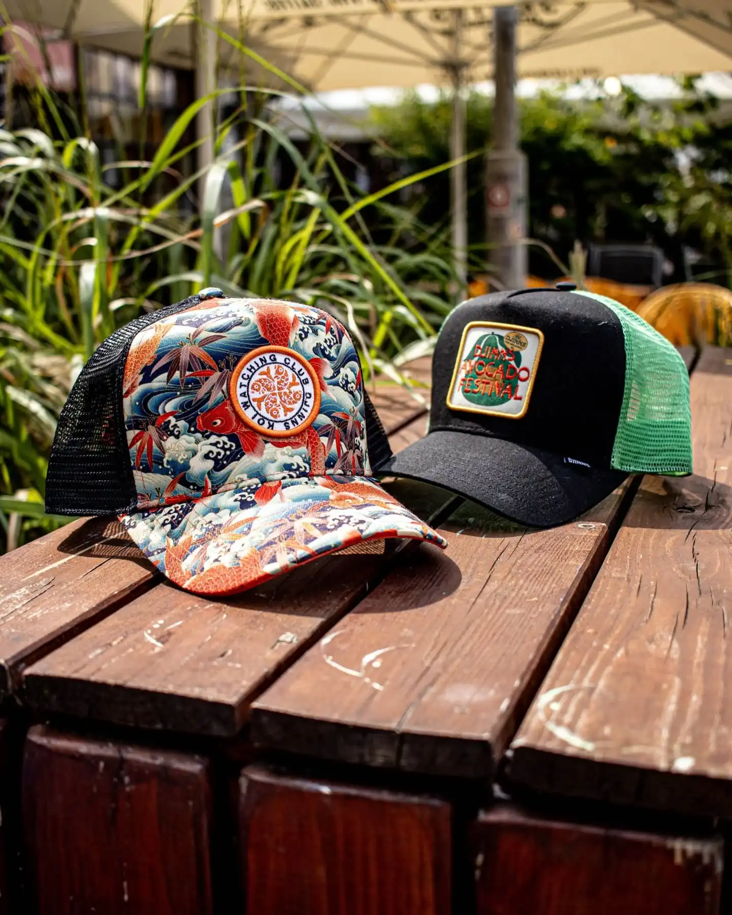 Festival-Ready & voller Vibes 🎨🧢
Die neuen Djinns HFT Trucker Caps bringen Farbe, Kultur und Statement auf deinen Kopf!
Ob die KOI Watching Cap 🐟mit kunstvollem Print oder die Avo Festival Cap🥑 in satten Rasta-Tönen – beide Modelle feiern Individualität und Sommer-Feeling pur. @djinns_official
Perfekt für Open-Airs, City-Trips oder einfach dein daily Outfit.

🌈 Welcher ist dein Favorit?

Shop now: www.brooklyn-shop.de

#djinns #djinnscaps #truckerstyle #capstyle #headwearvibes #summerready #festivalfit #koicap #rastavibes #capseason #streetwearaccessories #urbanfashion #colorfulgear #brooklyn_shop #djinnsofficial #capaddict #summervibes2025