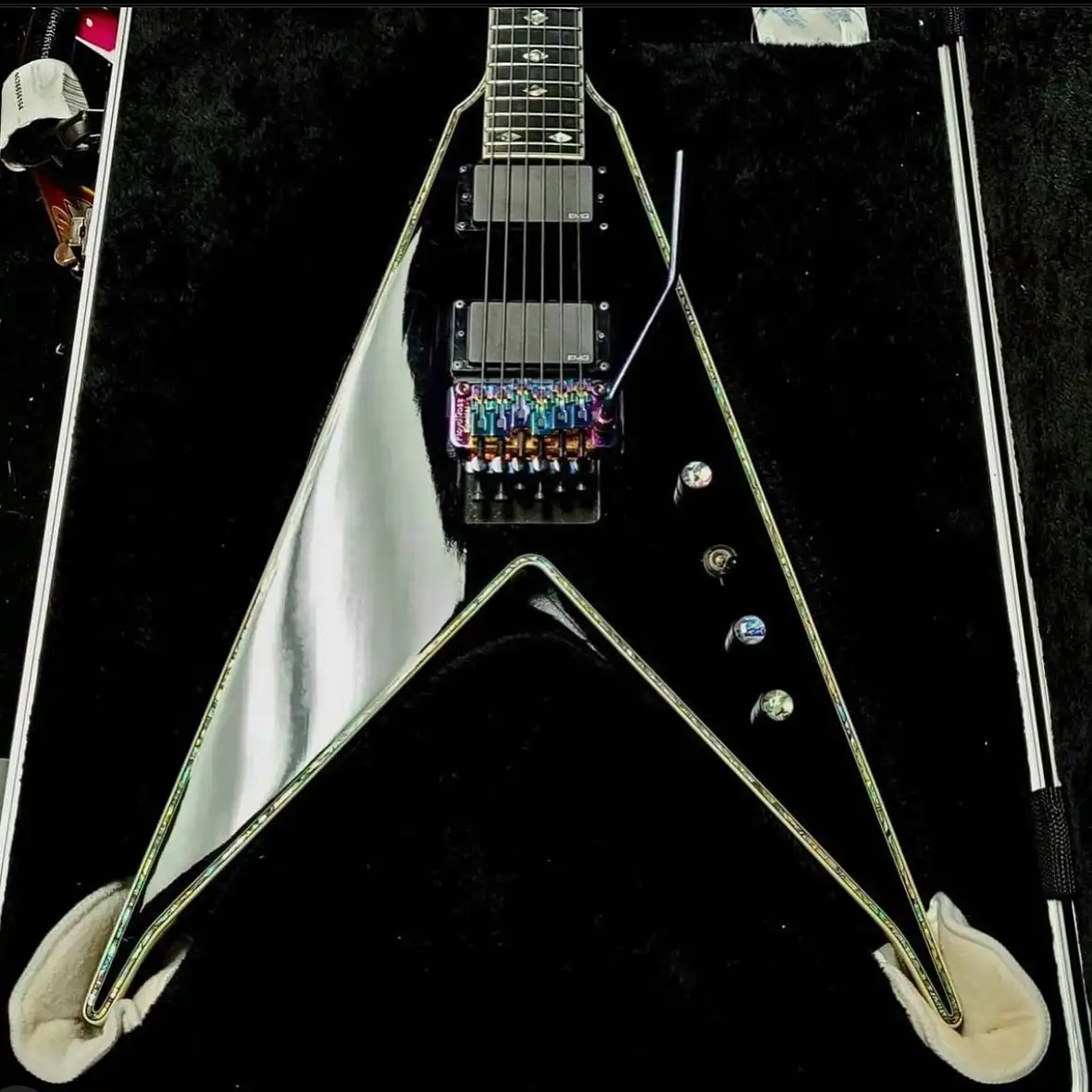 Metal Monday! Check out this Floyd Rose tremolo in burnt chrome! 

Thx @scotteamesmusician for the tag! 

#metalmonday #floydrose #floydrosetremolo