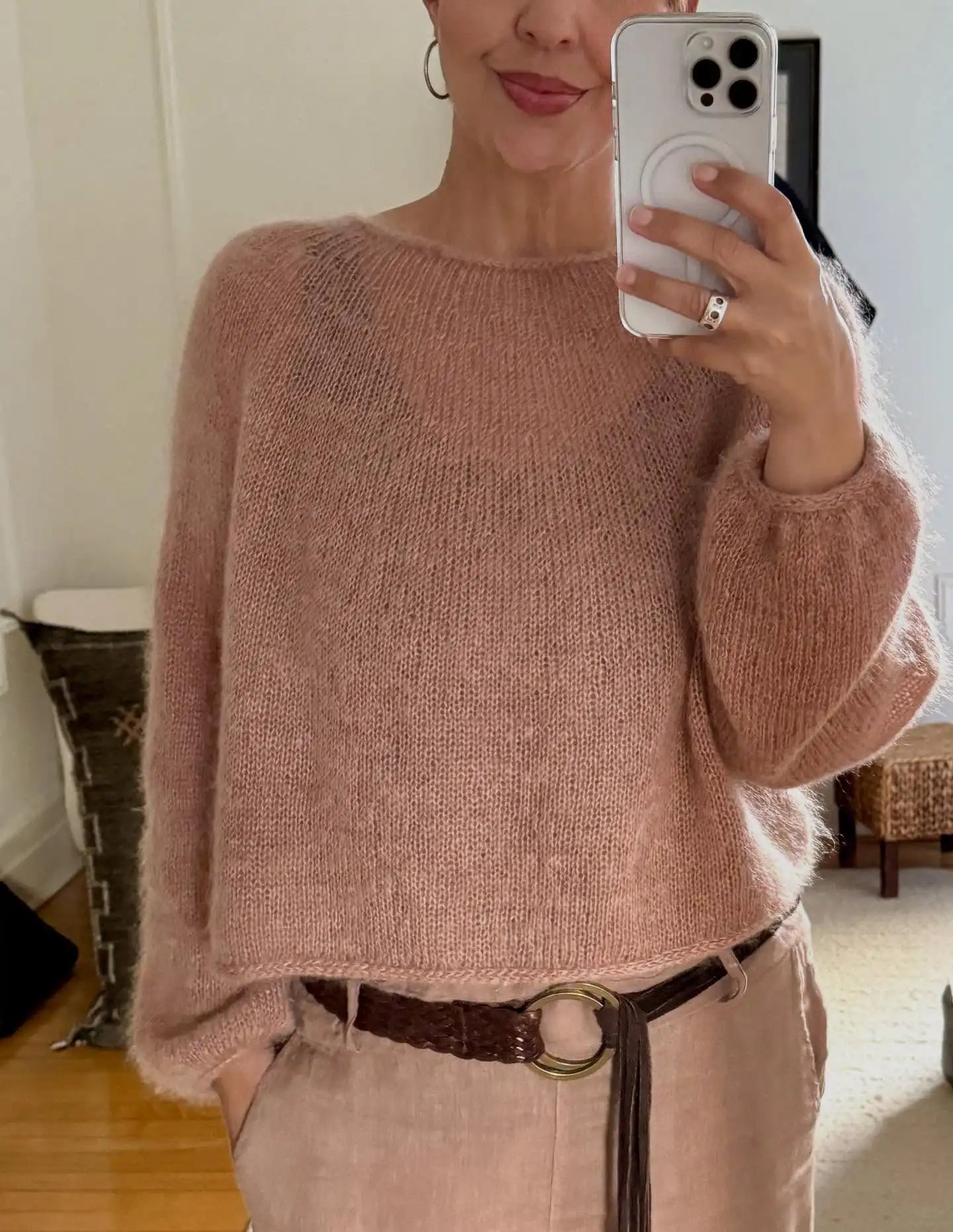 I can’t believe it’s been exactly 5 years since I designed the Mousseux sweater and it’s still going strong in my wardrobe! Boxy and slightly cropped with straight sleeves cinched at the wrist, this wardrobe staple is so light and warm and easy to wear ✨. I’m toying with the idea of casting on a new one and thought maybe it would be a good time to add some kits to the website for it too. It’s knit with Halo held double. Let me know if there’s interest! Pattern is available on Ravelry 😊.

-fr- J’ai du mal à croire que ça fait exactement 5 ans que j’ai créé le pull Mousseux et qu’il est toujours aussi populaire dans ma garde-robe. Coupe carrée et légèrement raccourcie, avec des manches droites resserrées aux poignets, cet incontournable est si léger, chaud et facile à porter ✨. J’ai l’idée d’en monter un nouveau et je me suis dit que ce serait le bon moment pour ajouter des kits sur le site web. Il est tricoté avec Halo en double maille. N’hésitez pas à me contacter si vous êtes intéressés 😊. Le modèle est disponible sur Ravelry.

#knittersofınstagram #sweaterknittersofinstagram #fallknitting #mousseuxsweater #knityourstory #sonderyarnco
