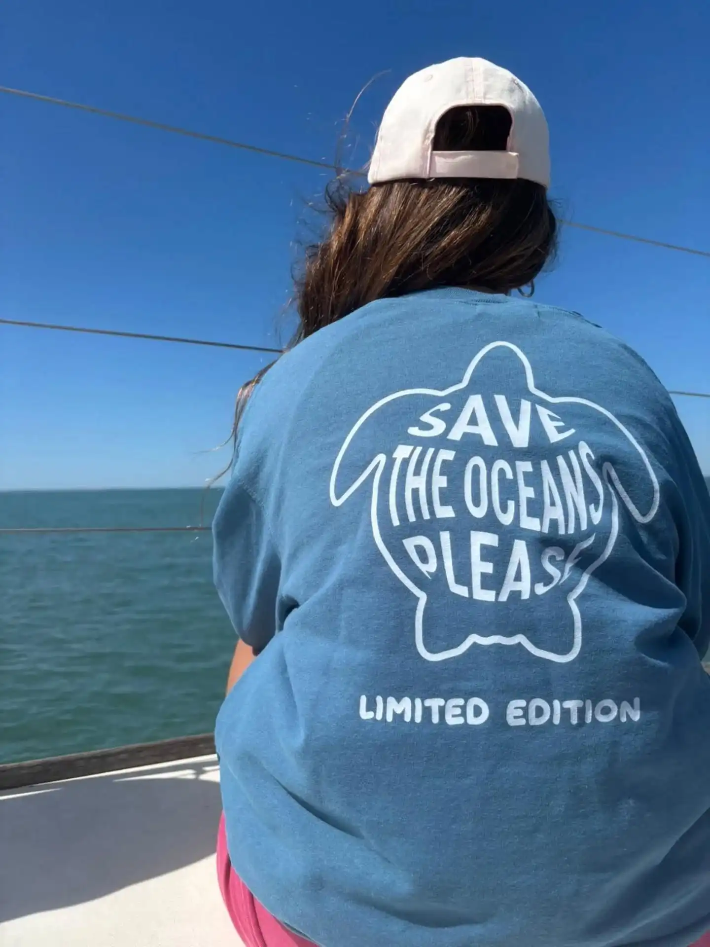 Hier, j’ai pris le large à bord d’un catamaran depuis les tours du port de La Rochelle avec @kapalouest ⚓️
Une croisière ressourçante, entre méduses, Fort Boyard et le phare du Bout du Monde…
On s’est même endormi au rythme des vagues 🌊
Sur moi, mon sweat bleu Save the Oceans please – 100% recyclé, fabriqué à partir de bouteilles en plastique repêchées en mer ♻️
Un symbole fort, pour rappeler qu’on peut allier style, confort et engagement 🌍💙
Disponible dès maintenant sur mon site – lien en bio.
Prenez le large, mais laissez les déchets à quai.
#maianafrance #kapalouest #savetheocean #slowfashion #larochelle #fortboyard #madeinfrance 🇫🇷
