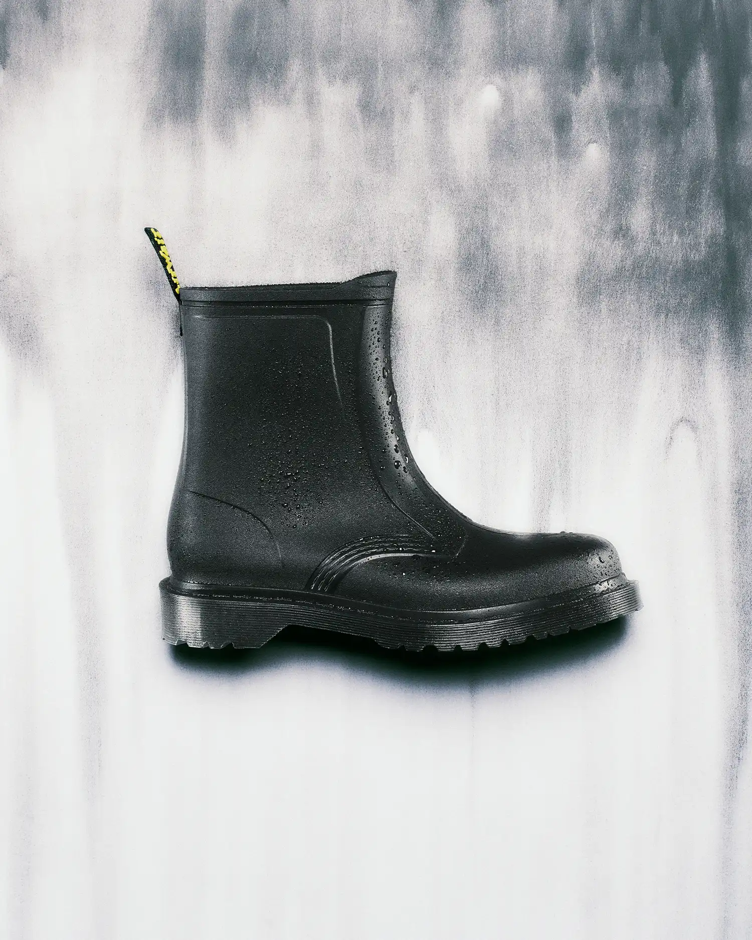 Keep it iconic, rain or shine 🖤☔
Der Dr. Martens 1460 Rain Boot in schwarz verbindet Kultstyle mit jedem Wetter. Mit wasserfestem Finish, der unverkennbaren Silhouette und der robusten AirWair-Sohle trotzt er Regen, Wind & Co. – perfekt für stylische Herbsttage! 🌧️
Jetzt shoppen: www.brooklyn-shop.de
@drmartensofficial
#drmartens #drmartensstyle #rainboot #streetstyle #bootsseason #fallvibes #waterproofstyle #urbanfashion #grungevibes #timelessdesign #airwair #blackboots #brooklyn_shop #streetwearfashion