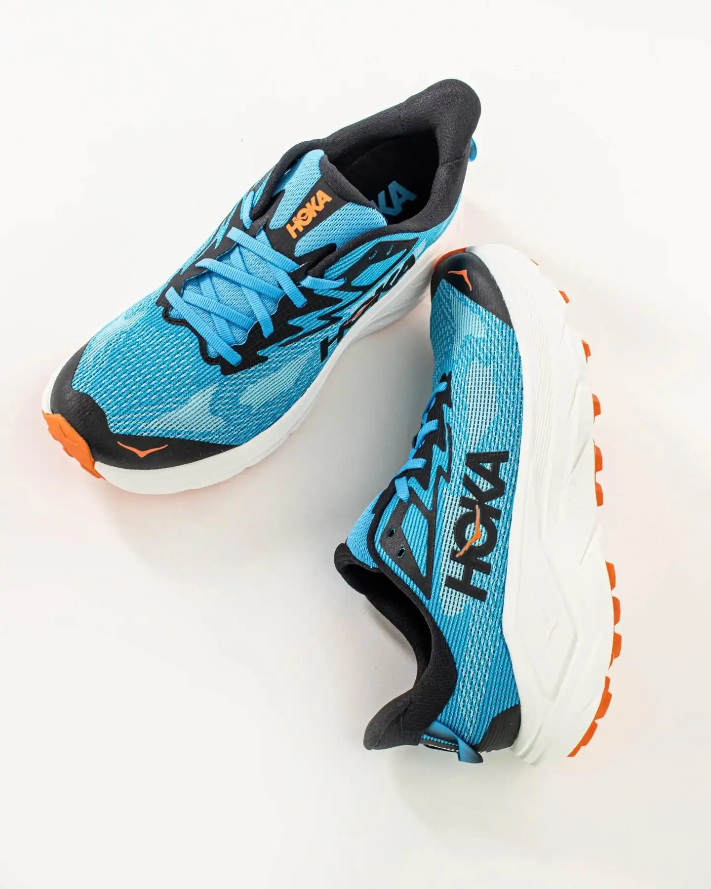 Trail-Ready in Style ⛰️💨
Der @HOKA ONE ONE Challenger 8 in Skyward Blue/White mit auffälligen orangen Details bringt frischen Wind in deine Running-Routine.
Ob Straße oder Offroad – die griffige Außensohle, das atmungsaktive Mesh und die ultraleichte Dämpfung machen diesen All-Terrain-Schuh zum perfekten Begleiter für jeden Lauf. @hoka_eu 
HOKA-typisch: maximaler Komfort, modernes Design und Performance auf jedem Untergrund.
Ideal für alle, die keine Kompromisse zwischen Style und Funktion eingehen wollen.

Shop now: www.brooklyn-shop.de 🟠👟

#HokaOneOne #Challenger8 #HokaChallenger #trailrunning #urbanrunner #hokaGermany #runnerslife #runninggear #orangeaccents #skywardblue #sneakerstyle #brooklyn_shop #activewear #runinstyle #hokaapproved #comfortfirst #allterrainrunner #runyourworld