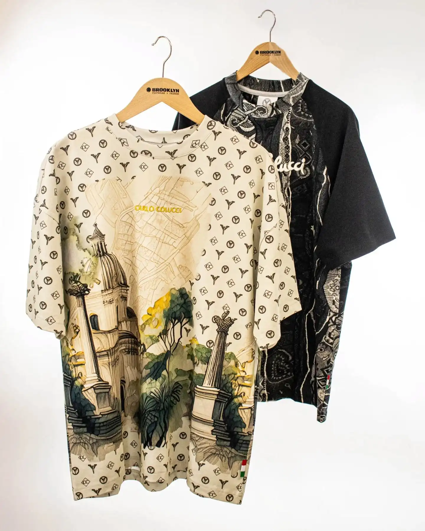 Fresh aus der neuen Kollektion von @carlocolucciofficial 🌟
Die Carlo Colucci T-Shirts in beige-grün und in schwarz-beige bringen luxuriöse Streetwear-Vibes direkt in deinen Kleiderschrank.
Mit ikonischem Muster, hochwertigem Material und auffälligen Colorways ziehst du garantiert alle Blicke auf dich.
Egal ob für den Sommer in der City oder als Statement-Piece im Club – Carlo Colucci steht für Stil mit Wiedererkennungswert.

Shop now: www.brooklyn-shop.de 💥

#CarloColucci #coluccivibes #luxurystreetwear #colorblockstyle #summerfit #beigegreen #blackbeige #boldfashion #brooklyn_shop #iconicstyle #menswear #statementtee #highendstreetwear #fashiondrop #urbanluxury