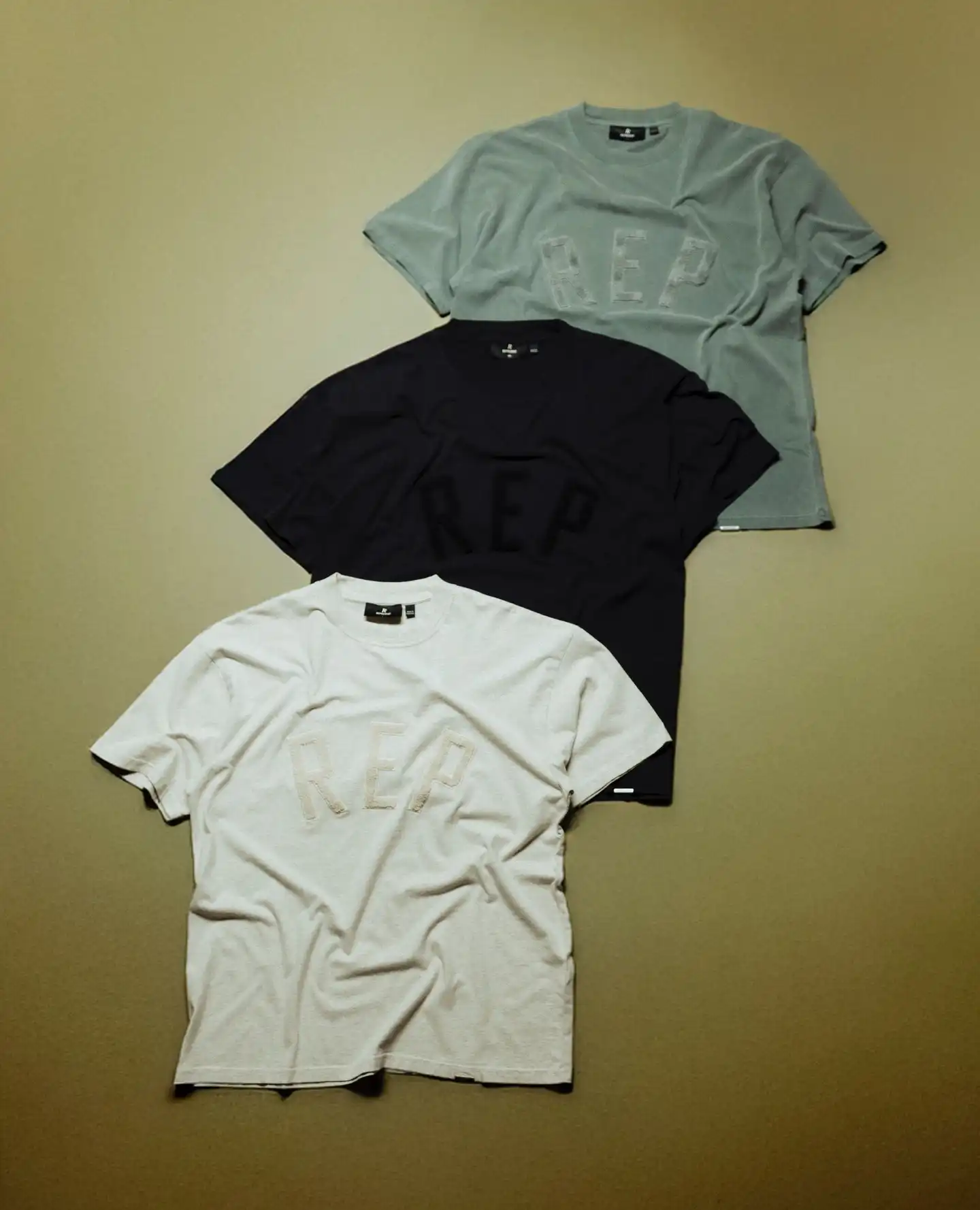 Represent Cotton Crew-neck T-shirt⁠
⁠
Футболка від Represent крою оверсайз з унікальним дизайном. Виготовлена з високоякісної бавовняної тканини з чорним оздобленням. Спереду надрукований візерунок з флоку, що надає сорочці унікального вигляду та насиченої текстури.⁠
⁠
DU-NE.COM ⁠
⁠
КИЇВ, МИТРОПОЛИТА ВАСИЛЯ ЛИПКІВСЬКОГО, 16Б⁠
⁠
ПН-НД з 10:00 до 20:00⁠
⁠
+38 093 667 51 24⁠