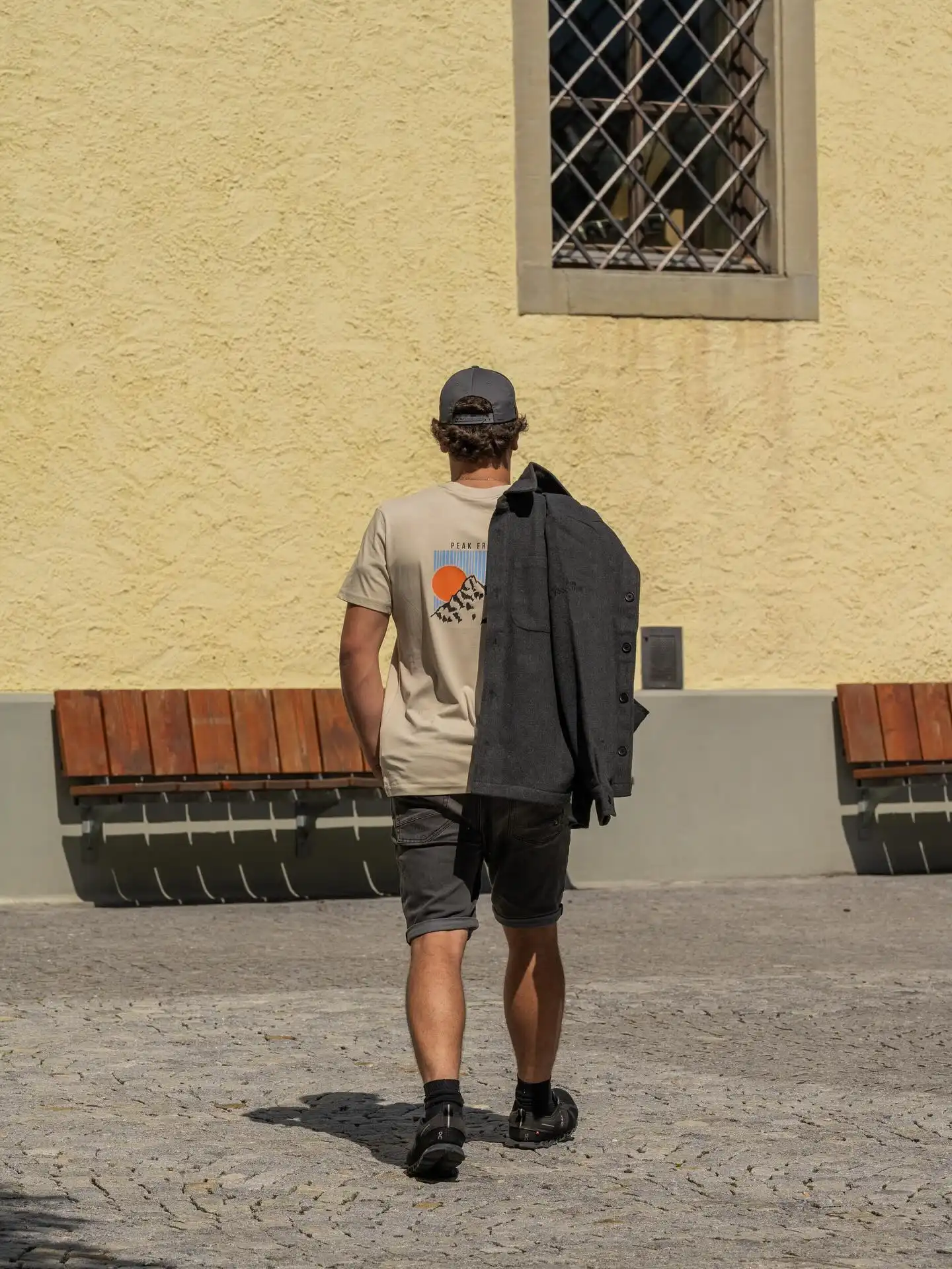 Overshirt on, Sundowner 2.0 an 😎💥 - dein Look für die kühlen Abende.
Wenn die Sonne untergeht und die Abende kühler werden - kommt der perfekte Style⛰️
Unser Casual Overshirt - lässig über die Schulter geworfen, passt es perfekt zum Sundowner 2.0 T-Shirt☀️ ob für den Look oder für die letzten warmen Stunden des Tages.😎
👉 Hol dir jetzt dein Outfit für den Spätsommer - online oder in unseren Stores💥
📸 @jeroenbeumer
#peakfreak #forrealpeakfreaks #casual #streetstyle #sundowner