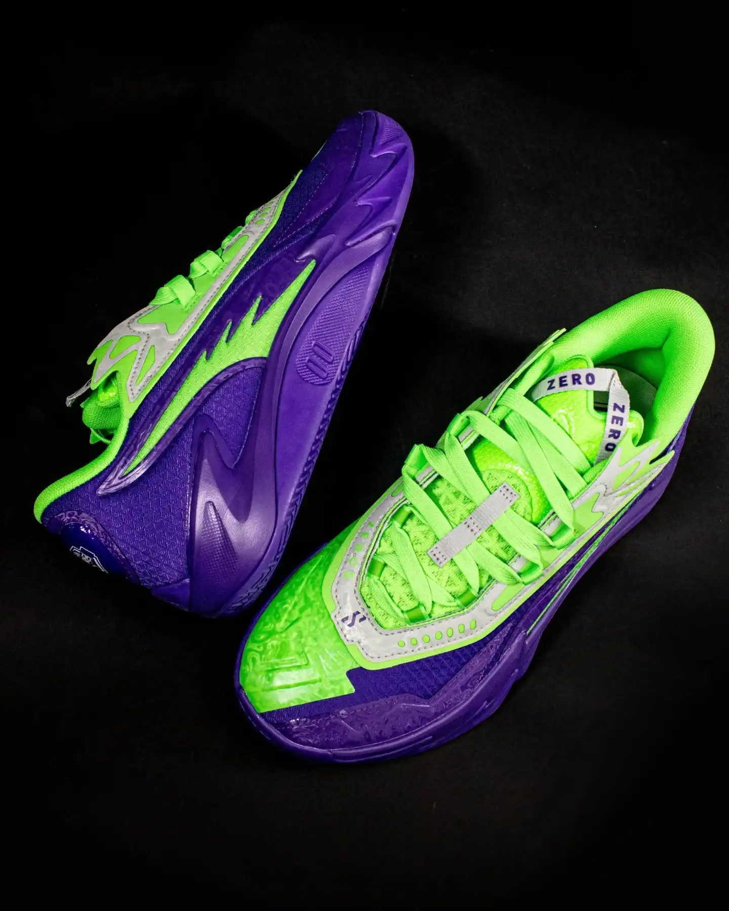💜💚 Ready for Takeoff mit dem neuen Scoot Zeros II!
Der Puma Scoot Zeros II NXTPRO Hoops in Violett-Grün ist zurück und bringt explosiven Style auf den Court.
Inspiriert von Scoot Hendersons Speed & Skill, kombiniert dieser Hoops-Schuh Performance mit Personality.
Dank NXTPRO Technologie bist du bereit für schnelle Richtungswechsel, Dunks und dominantes Spiel.
Ob auf dem Court oder auf den Straßen – dieser Colorway fällt auf.
@puma.de hat mal wieder abgeliefert!

Shop now: www.brooklyn-shop.de 🏀🚀

#pumascootzeros #scoothenderson #nxthoops #pumahoops #basketballshoes #violettgrün #boldkicks #courtstyle #sneakeraddict #pumadeutschland #hoopdreams #gamefit #brooklyn_shop #streetballvibes #highperformance #nextlevelkicks #sneakerrelease #basketballready
