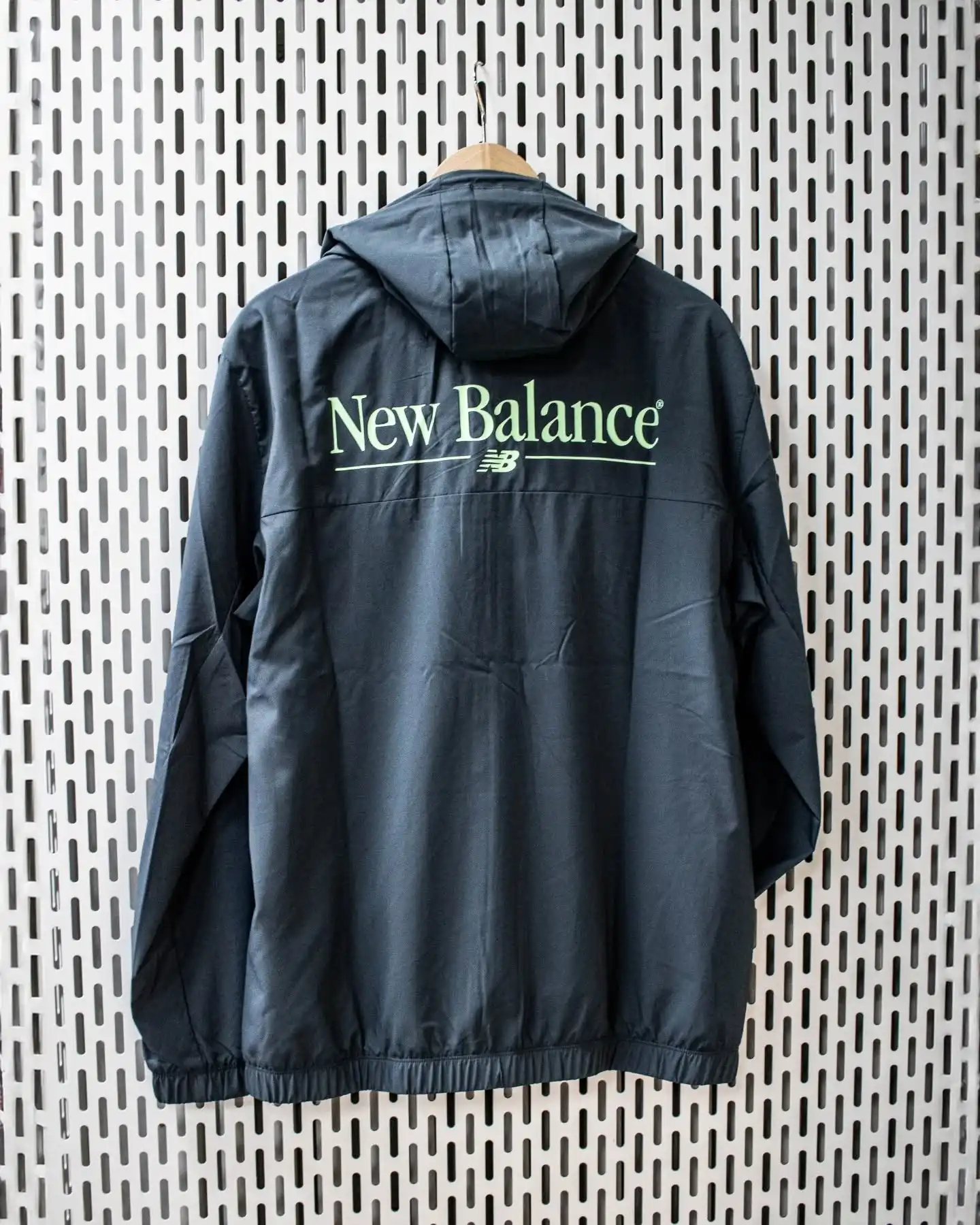 Sportlich, clean, modern. ✨@newbalance

Die New Balance Reimagined Woven Graphic Jacke MJ53527-GT kombiniert Grau-Grün-Vibes mit funktionalem Design – perfekt für Layering, perfekt für deine Streetwear-Ästhetik. Leicht, bequem und ready für jeden Tag.

Shop now: www.brooklyn-shop.de

#newbalance #nbstyle #wovenjacket #streetweardaily #greyandgreen #layeringseason #streetstyleinspo #sportswearstyle #mensfashiondaily #unisexlooks #urbanfit #cleanaesthetic #techwearvibes #brooklyn_shop #freshdrops #outerwearseason