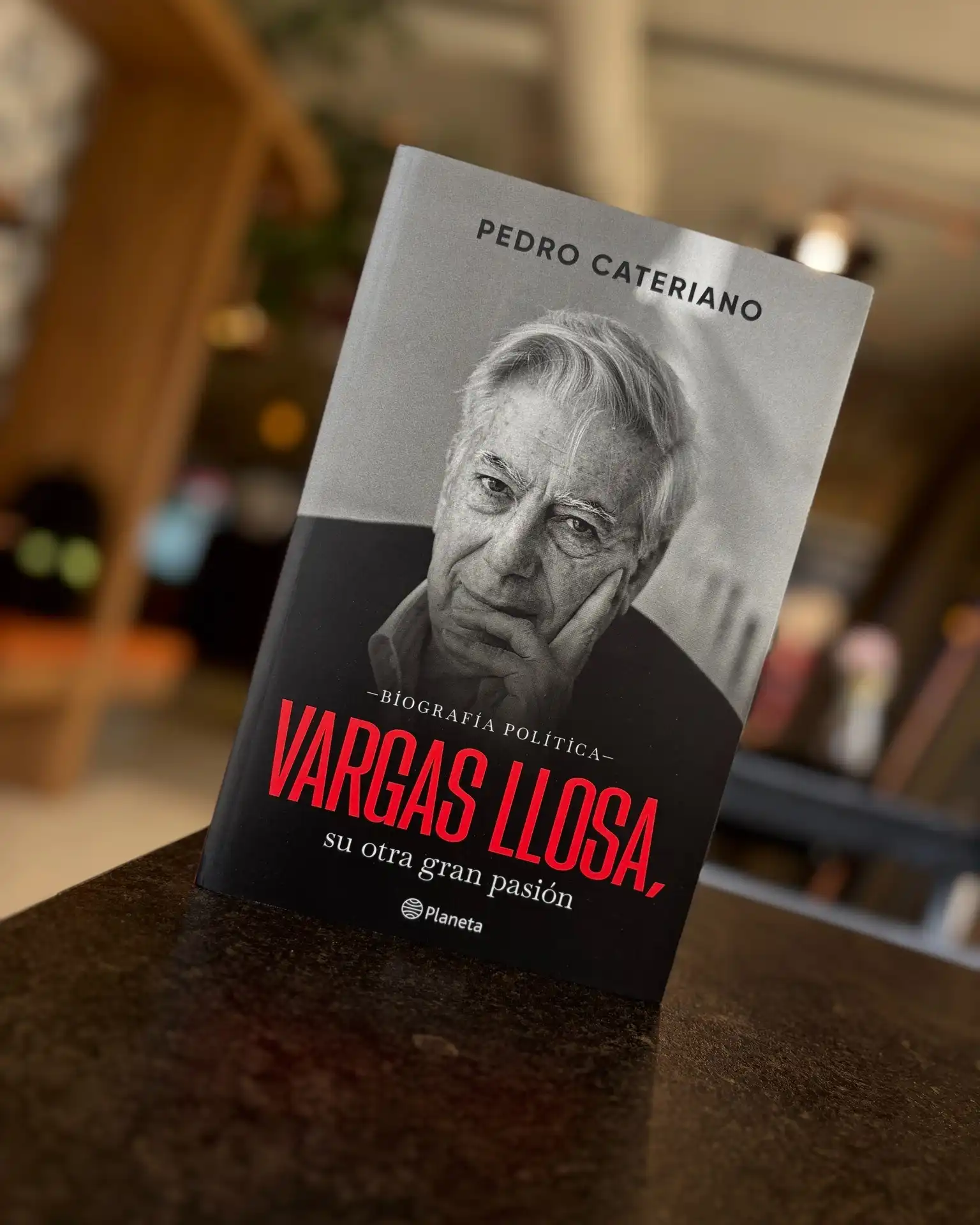 Vargas Llosa, su otra gran pasión es la primera biografía política sobre Mario Vargas Llosa, premio nobel de literatura y uno de los intelectuales más influyentes del mundo contemporáneo.

Se trata de una minuciosa investigación que relata, de manera ágil y documentada, toda su acción política. Desde sus inicios como integrante de la célula comunista Cahuide en la Universidad Nacional Mayor de San Marcos, pasando por su adhesión a la Revolución cubana y posterior rompimiento —por no ser el socialismo en libertad en el que creía—, su tránsito ideológico hacia el liberalismo, hasta la larga y dura campaña presidencial que encabezó en el Perú en la década de 1980 y que no ganó, pero cuyo discurso electoral se impuso posteriormente y, gracias a ello, el devenir económico de su patria mejoró radicalmente hasta la actualidad.

Este testimonio apasionado, narrado por un testigo de parte: Pedro Cateriano, amigo cercano y compañero de ruta política del novelista desde hace cuatro décadas, pasa revista, una a una, a las numerosas batallas libradas por el escritor contra dictaduras de todo signo, sus principales y más acaloradas polémicas y —obviamente— la ardorosa defensa de la cultura de la libertad como ciudadano del mundo librada hasta el día de hoy.

#panamá #leer #libros #VargasLlosa