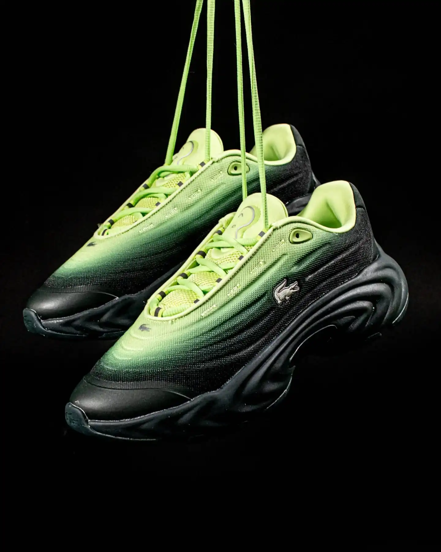 Sportlicher Retro-Vibe mit modernem Twist 🐊✨
Der Lacoste Spinor 50SMA0164-1X2 kombiniert dunkles Grau mit frischen Grüntönen und liefert dir einen cleanen, sportlichen Look für jeden Tag. Leicht, komfortabel und mit ikonischem Lacoste-Branding – ein Sneaker, der jeden Fit effortless aufwertet.
Shop now: www.brooklyn-shop.de
@lacoste
#lacoste #lacostestyle #spinor #sneakerstyle #streetwearfit #dailykicks #greysneakers #retrostyle #sportinspired #mensfashion #unisexstyle #cleanfit #freshkicks #urbansneaker #brooklyn_shop