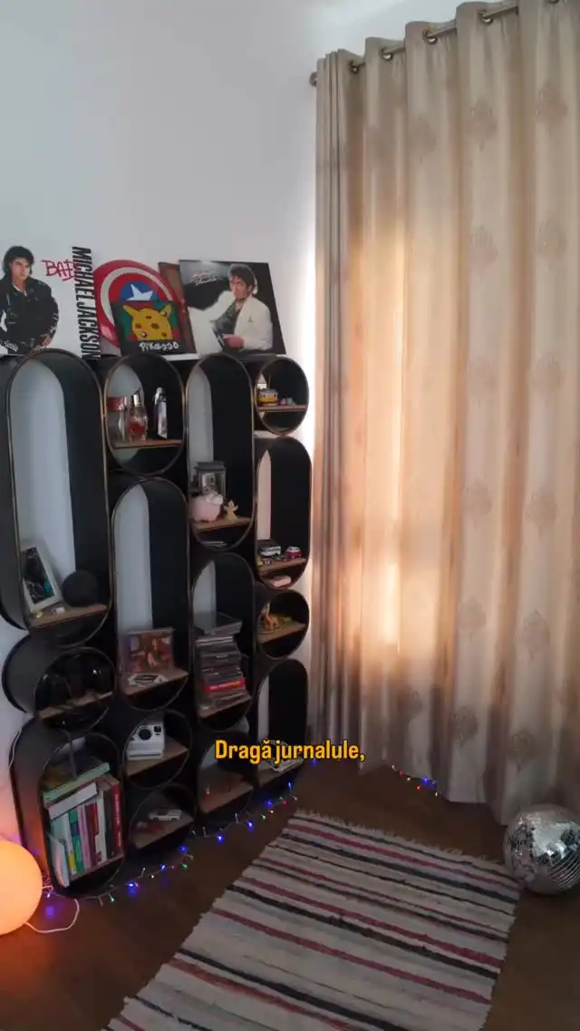 🚨 DRAMA ALERT 🚨

„Dragă jurnalule…” ✨💔
O poveste despre pasiune, trădare și secrete ascunse…
De la fluturii din stomac la safariul care s-a transformat în coșmar, până la cea mai șocantă invitație de nuntă.
Finalul? Un adevăr pe care poate că e mai bine să nu-l afli niciodată. 🖤

💌 Grenade – citric & fructat, pentru momentele când apar fluturii în stomac
💔 Bois de Santal – lemnos & pudrat, când vrei să pari cool, dar arzi pe interior
💍 Tonka – fresh & elegant, un “new chapter” în viața ta
🖤 Fleur d’Iris – floral & condimentat, pentru momentele în care vrei să întorci toate capetele

Tu ce parfum ai alege pentru nunta surorii cu fostul tau? 😳
 
📍Găsești parfumurile SoliNotes pe tuju.ro

@bunaeusuntcriss 

#DragăJurnalule #BeautyThatCares #Tuju #solinotes #parfum #storytime #apadeparfum