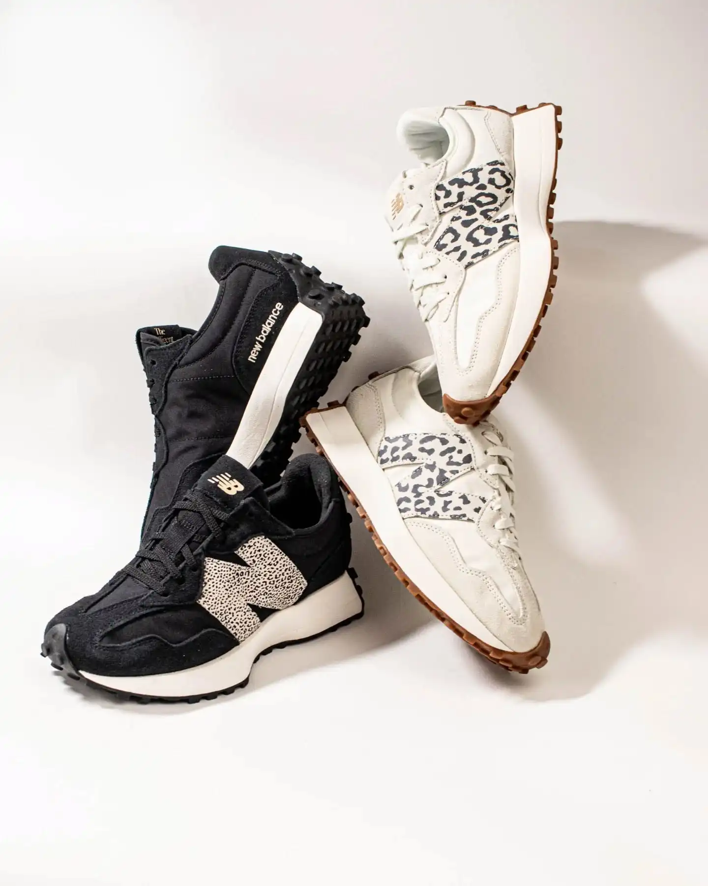 Wild Looks incoming 🐆🦓🖤 @newbalance
Die New Balance WS327PJ in Weiß-Creme mit Animal-Print und die WS327PH in Schwarz-Creme mit Zebra-Vibes bringen tierisch guten Style an den Start.
Ob Safari-Chic oder urbaner Streetstyle – diese Sneaker machen jedes Outfit zur Wild Card 🐅✨
Die retro-inspirierte Silhouette trifft auf moderne Details und sorgt für maximalen Komfort mit wildem Twist 🦁
Perfekt für Sneakerheads, die auffallen wollen und den Animal-Vibe feiern 🐾
Welcher ist dein Favorit?

Shop now: www.brooklyn-shop.de 🐍

#newbalance #ws327pj #ws327ph #animalprint #wildvibes #sneakerlove #zebrasneakers #leopardsneaker #safariinspo #streetstylevibes #chunkysneakers #newbalance327 #brooklyn_shop #sneakerfashion #urbanjungle #sneakergram #newbalancelovers #tierischstylish