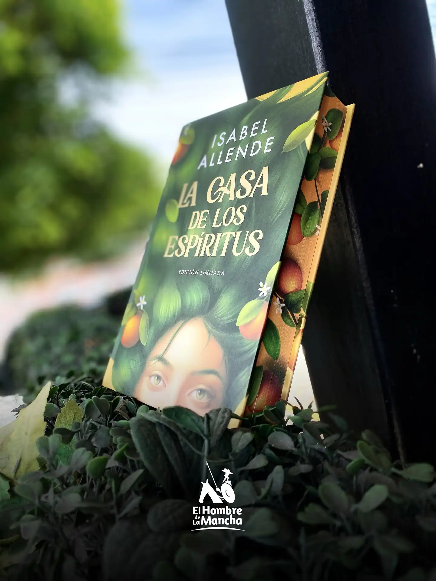 La casa de los espíritus (Edición especial cantos pintados) - Isabel Allende

Una edición especial limitada en tapa dura con cantos pintados de la primera novela de Isabel Allende.

La primera novela de Isabel Allende, La casa de los espíritus narra la saga de una poderosa familia de terratenientes latinoamericanos.

El despótico patriarca Esteban Trueba ha construido con mano de hierro un imperio privado que empieza a tambalearse con el paso del tiempo y un entorno social explosivo. Finalmente, la decadencia personal del patriarca arrastrará a los Trueba a una dolorosa desintegración. Atrapados en unas dramáticas relaciones familiares, los personajes de esta poderosa novela encarnan las tensiones sociales y espirituales de una época que abarca gran parte del siglo XX.

Con impecable pulso narrativo y gran lucidez histórica, Isabel Allende ha creado un fresco en el que conviven lo cotidiano con lo maravilloso, el amor con la revolución y los ideales personales con la dura realidad política.

Precio: $19.50

#isabelallende #lacasadelosespíritus #novelas #libros