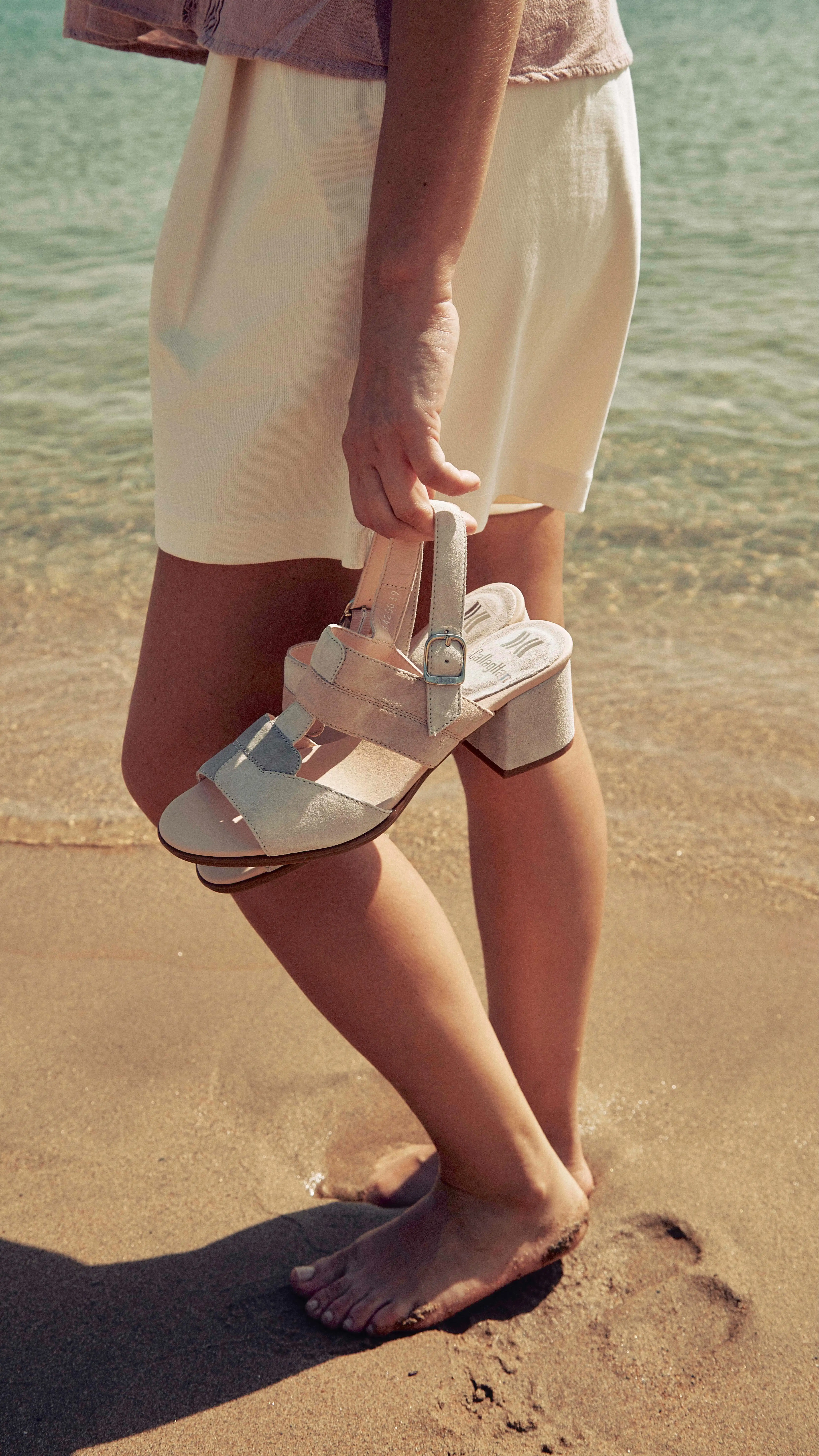 Sencillez, frescura y minimalismo. Sin duda, las sandalias blancas son para el verano (y en Callaghan tenemos la prueba). 👡☀️

#callaghanshoes #technology #trends #shoes #fashion