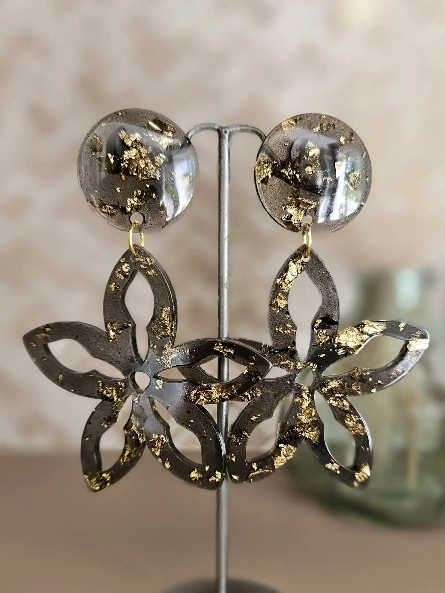 On peut porter des boucles fantaisies, tout en restant sobre 🖤
#daphnebijoux #bouclesdoreillesfaitesmain #madeinpicardie #artisanatfrancais #bijouxfrançais