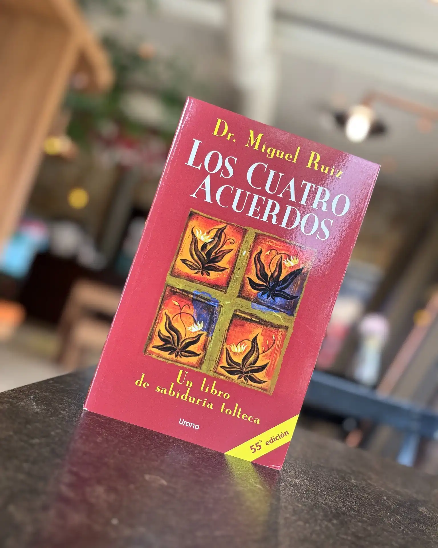 n Los cuatro acuerdos, don Miguel Ruiz revela la fuente de todas las creencias que nos ponen límites y nos privan de alegría, creando sufrimiento inútil. Basados en la antigua sabiduría tolteca, Los cuatro acuerdos nos ofrecen un poderoso código de conducta que puede transformar inmediatamente nuestra vida en una nueva experiencia de libertad, dicha absoluta, y amor.

• Más de una década en la lista de bestseller del New York Times
• Traducido a 52 idiomas en todo el mundo
____________________

“Este libro de don Miguel Ruiz, simple pero tan poderoso, ha marcado una gran diferencia en cómo pienso y actúo en cada encuentro.” — Oprah Winfrey

“El libro de don Miguel Ruiz es un mapa hacia la iluminación y la libertad.” — Deepak Chopra, autor de Las siete leyes espirituales del éxito

“Un libro que inspira con sus muchas lecciones importantes.” — Wayne Dyer, autor de Verdadera magia

#Leer #Libros #loscuatroacuerdos #Panamá