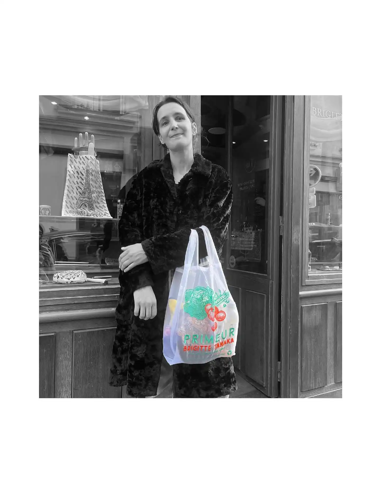 🥕 Bourse « Primeur »
Notre sac iconique par BRIGITTE TANAKA, twisté avec un motif maraîcher.
Frais, décalé et absolument indispensable,  veggie ou pas ! 🌱✨

Disponible en boutique et en ligne !

#BoursePrimeur #BrigitteTanaka #CollectionPermanente #ChicEtLudique