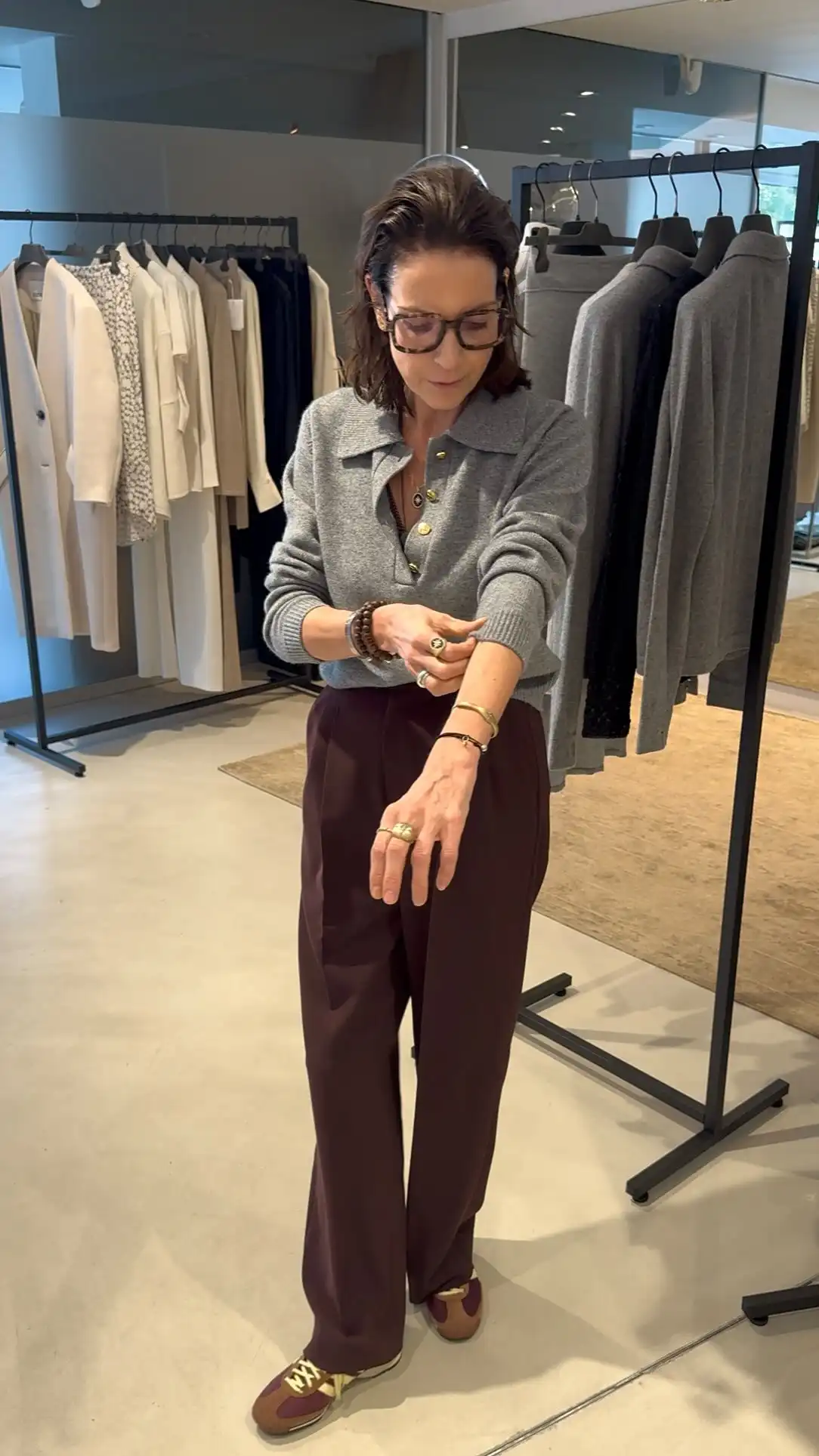 Tina trägt ein neu eingetroffenes Langarm Polo von Ladneri – in Wolle-Cashmere.
Gerader Schnitt, etwas längere Knopfleiste, goldene Detailknöpfe & feine Minderungen an Schultern und Seiten –
das macht den Unterschied.
Zwei Farben: autumn leave & grey
dazu eine lässig geschnittene Hose in Barolo von Rossi
Elegant, cool, besonders.
→ Für mehr Looks & echten Styling-Content:
Folg uns & schau in unser Profil.
Shop the Insta Look findest du in unserer Bio: 🔗 Inside RAGAZZI
📍 Bielefeld Store & Online
💬 Fragen oder Lieblingsfarbe? Schreib uns gerne
#InsideRAGAZZI #RealScenes #LookUpdate #Ladneri #PoloStyle #Trendteil #RustTone #ModernBasics #SmartCasual #DenimStyle #StylingInspo #HowToStyle #Outfitideas #Bielefeld