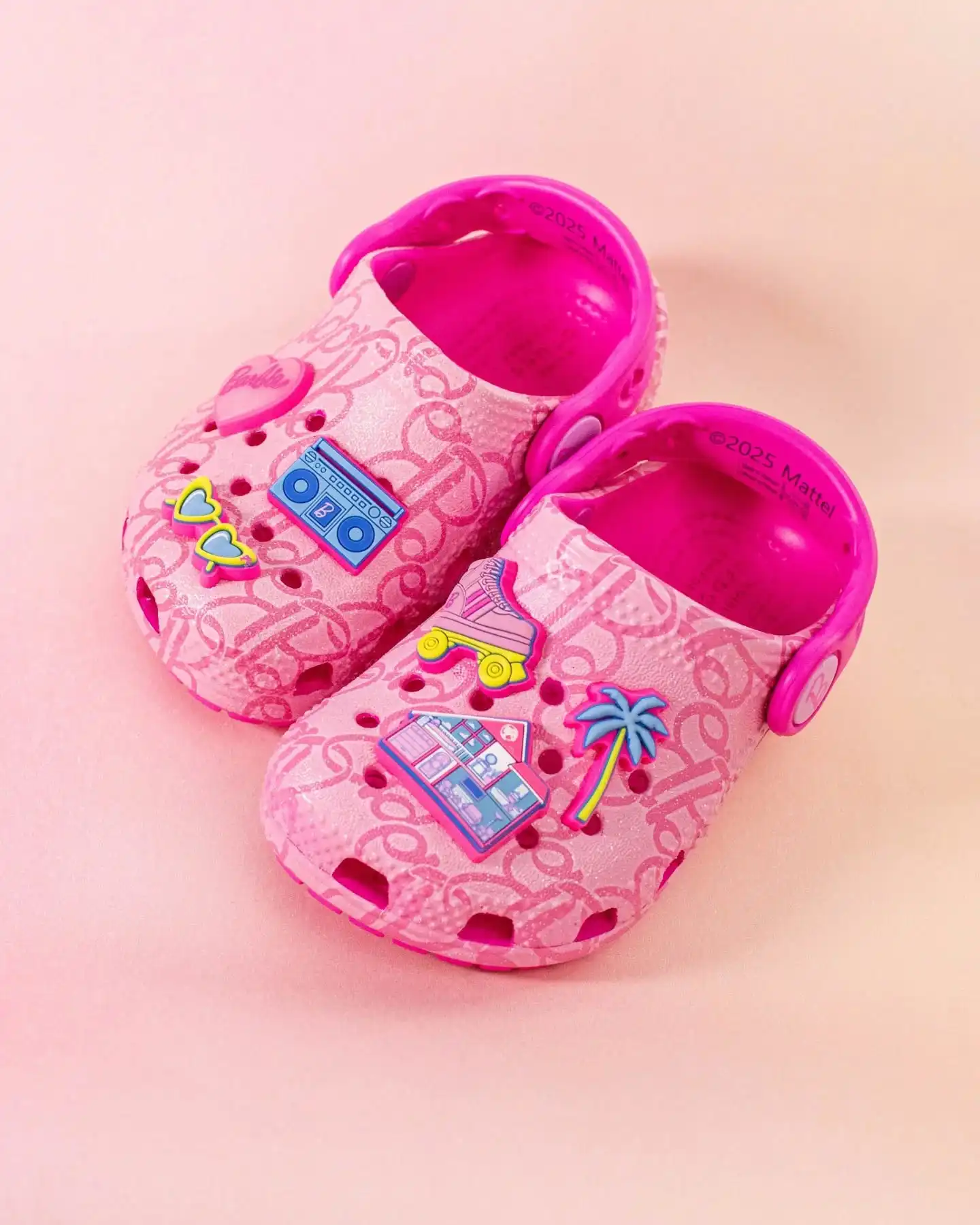 Barbiecore für die Kleinsten 💖👣
Die @Crocs Mattel Pink Barbie Classic Clogs für Toddlers sind da – und sorgen für pure Barbie-Vibes an kleinen Füßen!
Ob für den Kindergarten, Spielplatz oder Sommerurlaub: Diese Crocs bringen Komfort, Style und jede Menge pinke Power mit.
Mit dabei: das ikonische Barbie-Design und die bewährte Crocs-Leichtigkeit.
@crocsgermany @crocseurope

Shop now: www.brooklyn-shop.de
#crocs #barbiecrocs #barbiecore #crocsrelease #crocsbarbie #pinkpower #toddlerstyle #toddlershoes #playgroundfashion #kidsstreetwear #crocsseason #crocsforkids #summerdrop #brooklyn_shop #cutekicks