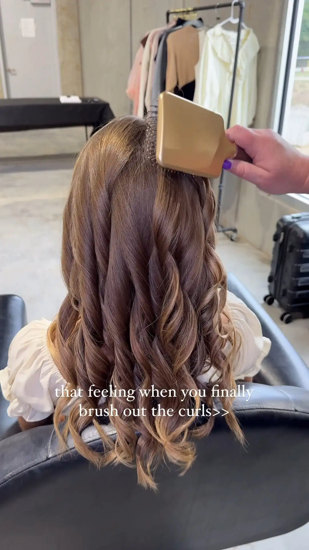 This might be the most important and overlooked step in styling curls 👀 

Whether using your fingers, a wide-tooth comb, or just giving your curls a shake... brushing them out takes the look to the next level 🙌🏼

Do you brush out your curls? Let us know ⬇️

Want this look? Comment 