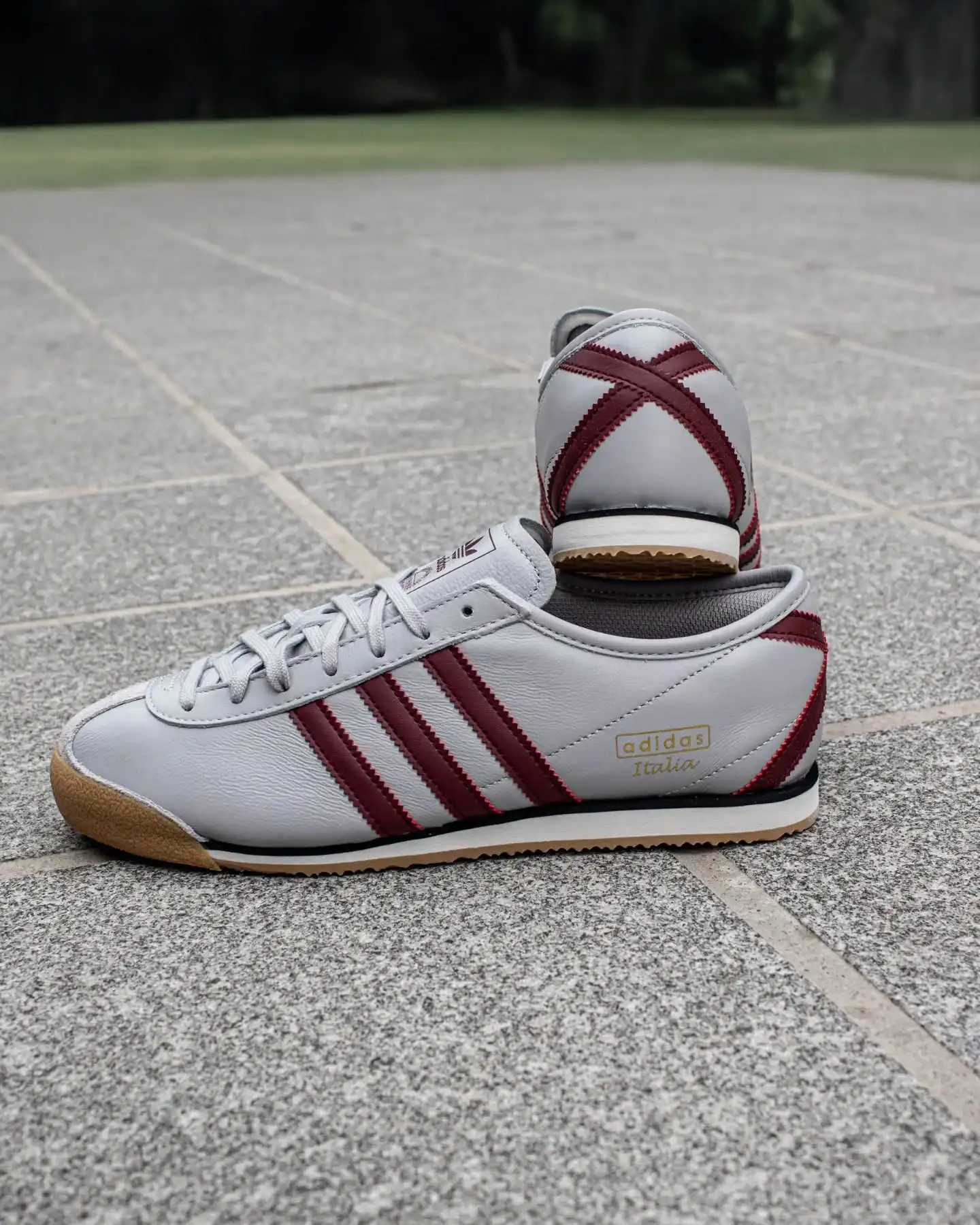 Retro-Vibes mit modernem Twist 🇮🇹
Der adidas Italia 74 JR3860 bringt den Spirit der 70er auf die Straße – mit ikonischem Vintage-Look, klassischer Silhouette und sportlichem Style in Grau und Dunkelrot.
Ob als Hommage an vergangene Fußballlegenden oder als stylischer Everyday-Sneaker – dieser Klassiker passt immer.
Ein Must-Have für alle Retro-Fans und adidas-Liebhaber.
@adidasoriginals liefert mal wieder echten Kultfaktor!
Shop now: www.brooklyn-shop.de
#adidasitalia #italia74 #adidasoriginals #retrostyle #vintagelook #throwbackvibes #graurot #streetwearclassic #terracewear #adidasheritage #sneakerlove #brooklyn_shop #sneakerheads #casualstyle #footballfashion