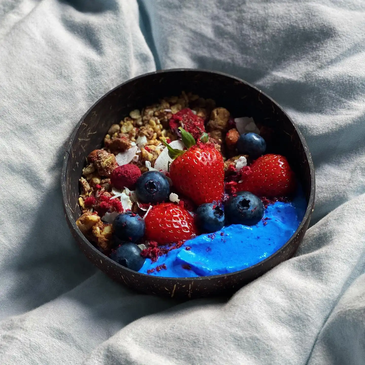 Happy Monday everyone! Start off your morning with a refreshing breakfast bowl to fuel your day - with fresh berries, granola and coconut yoghurt with blue spirulina 🍓🫐

#cheekygood #bluespirulina #granolabowl #superfood #coconutyogurt #healthybreakfast #foodphotography #antioxidants #vibrantfood #coconutbowls #phycocyanin #bluemajik #plantbased #colourfulfood #superfoodnz #bluesuperfood #bluepowder #vegansuperfood #nzorganic #organicsuperfood