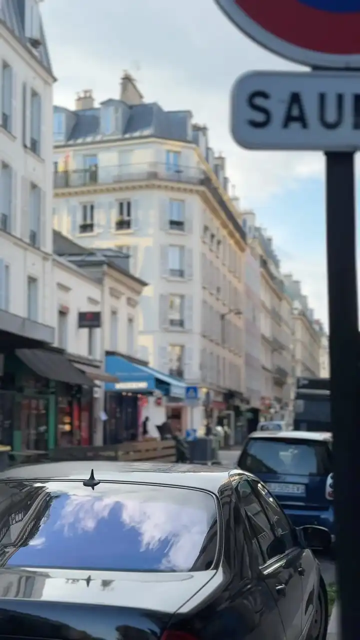 フランスでラーメンを作る
フランスってNYに比べて人柄優しい
第一印象はこれだった
空港でタクシー乗る?の海外あるあるの人も
そんな強引じゃないし、Uberって言っても
オッケーみたいな感じ。
トータル含めて改めて日本のおもてなしの凄さを感じると
同時に固定概念という深さも痛感する
あるべき姿はとても大事だ
でも時にそれに捉われて見えなくなったり
判断が狂う時もある
解釈が凝り固まる時が沢山ある
別にそれがどうした?
と言われてしまえば、それで終わりだが
在り続ける為に何かを変えていく時も必要であり
逆に変えちゃいけないもの、事もある中で
自分がどう判断するか?
そんな中で生きている僕らにとって
環境を変えるって事は特にこれまでの自分を
180°変わる時もある
NYではそんな出来事だったと
自分では思っているが
今回のフランスでは、何というか
フランスのライフスタイルというものを上から見れてる。
あーフランスではこんな感じなのかって
じゃあこうしようか
こうしたら良いのかもなってすぐに判断出来る
やっぱり百聞は一見にしかず
体験する
触れる
見る
これに尽きるものは無い
どう見られるか?なんて誰もきにしちゃいない
海外で、ある程度はどう生きたって良い
自分のやりたいようにやる
その変わり、起こりうる全ての事実は
自分の責任。
今回もそう。
これからもそう
そして、今回のフランスでね
またNYの時のように変化があるかもしれない
僕自身にとっても
会社にとっても
麺屋二郎にとっても
とりあえず、15時間のフライトの後、
そのまま仕込みして少し寝て
今日も仕込み。
明日からイベントとまーまーハードな1週間だけど
貴重な体験をさせてもらってる分、
色んなものを見て体験する!#麺屋二郎 #鹿児島ラーメン #指宿ラーメン #ラーメン好きの人と繋がりたい #japanfes