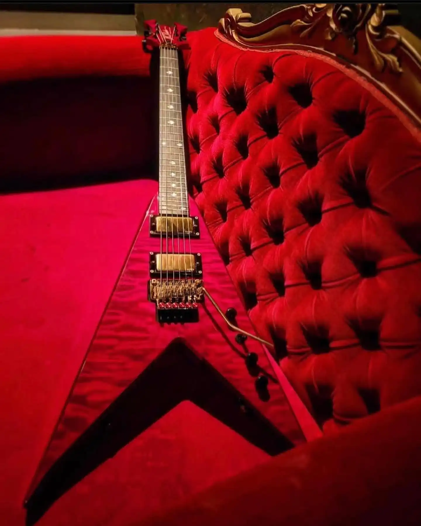 Metal Monday! Hope everyone had a great weekend.. What’s everyone listening to? 

Thx for the tag @scotteamesmusician 
#floydrose #floydrosetremolo #red #metalmonday