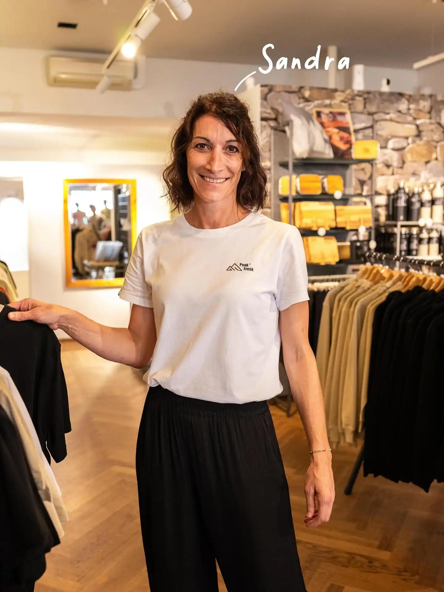 ✨Familienpower bei Peak Freak✨
Seit Ende Juli dürfen wir ein neues Gesicht in unserem Store in Schruns begrüßen - und zwar kein unbekanntes: Die liebe Sandra unterstützt uns ab sofort mit vollem Einsatz!💪
Sie ist nicht nur Teil unseres Team, sondern auch die Gota von unserem Chef - echte Peak Freak Family eben.🫶
Wir freuen uns riesig, dass unser Familienbetrieb weiter wächst - mit Herz, Power und Leidenschaft.⛰️😎
📸 @jeroenbeumer
#peakfreak #forrealpeakfreaks #momente #family #team #schruns #familienbetrieb #support