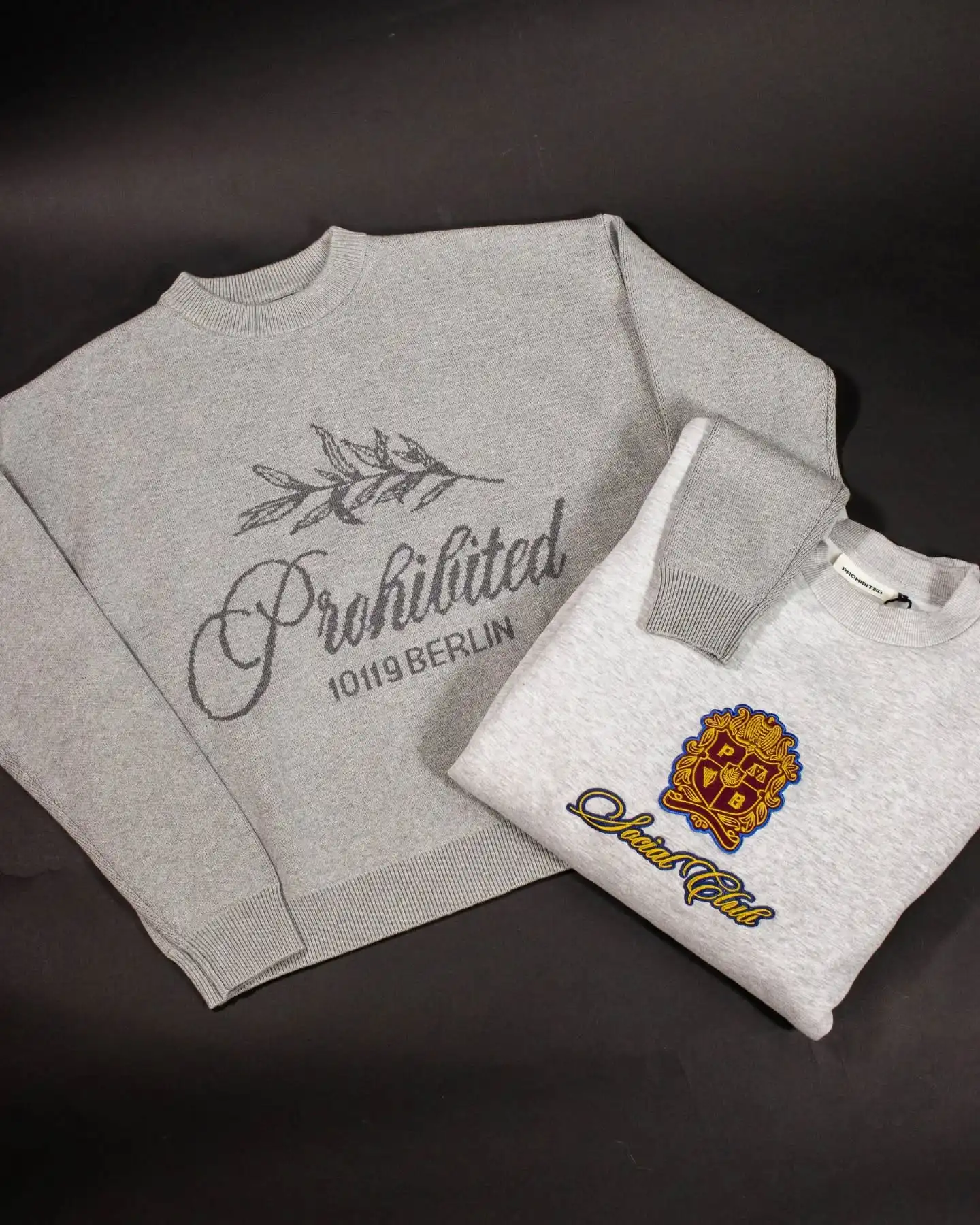 Cozy Season mit Prohibited 🍂
Der PB Leaf Knit in Grau und das Emblem Patch Crewneck in Hellgrau liefern dir genau den Vibe, den du für die kühleren Tage brauchst: clean, comfy & unmistakably Prohibited. Perfekt für Layering, perfekt für Streetwear – einfach perfekte Essentials.
Shop now: www.brooklyn-shop.de
@prohibitedclo
#prohibited #prohibitedclo #streetweardaily #knitwearstyle #crewneckseason #greystyle #fallfits #streetstylegermany #layeringseason #mensfashion #womensfashion #unisexstyle #outfitinspo #cozyfit #freshdrops #brooklyn_shop