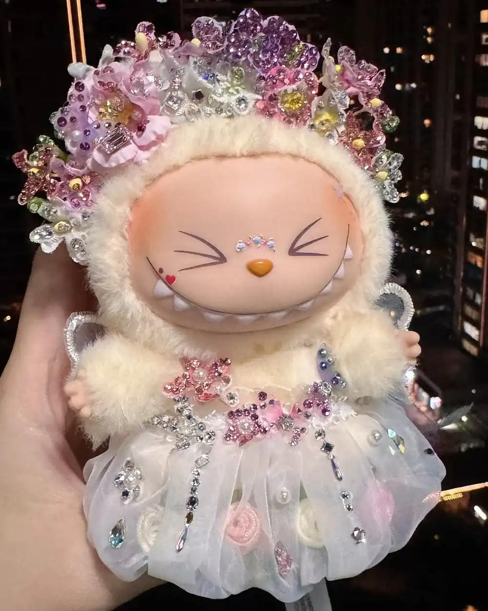 This Labubu wasn’t made to blend in.
Think rhinestone headpieces, bold stage sparkle, and costume-level energy.

Inspired by the same crystals our dancewear clients use — just, well… pocket-sized. 💃🧸

#DancewearDesign #LabubuStageLook #labubu  #avantcrystal