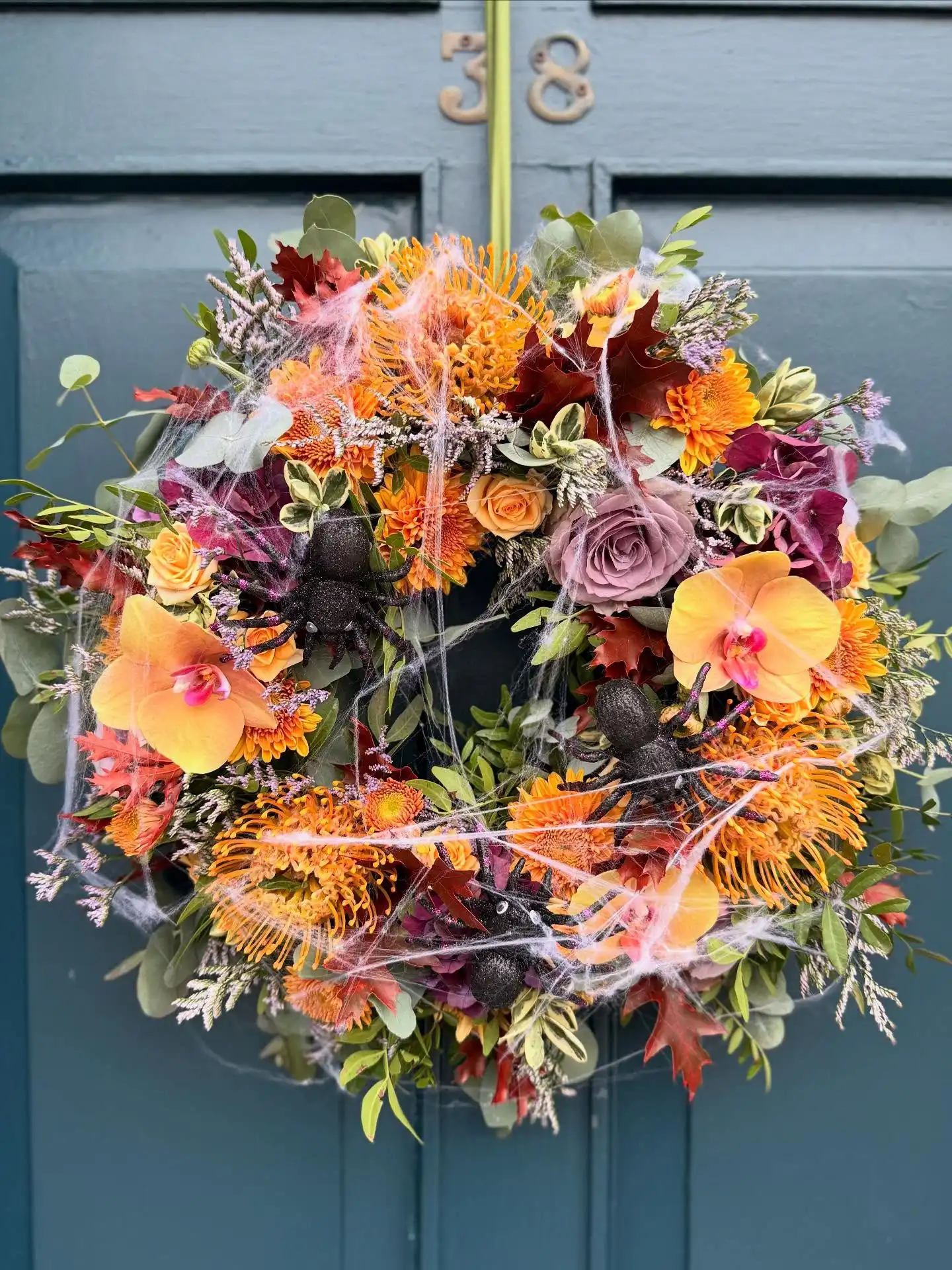 Welcome your spooky Halloween guests with this spider and spiderweb door wreath.
Available online and in our store. Delivery or collection available. 🕷️🕸️🎃
Blooming Amazing Flower Company
Gold Award Winner - Flower Shop of The Year
38 Ranelagh Village
Dublin 6
D06 E4H3
Ireland
Tel : + 353-1-491 0233
Web : www.bloomingamazing.ie
Email : info@bloomingamazing.ie
.
.
.
#halloween #bloomsoftheday #smallbusiness #floristsofinstagram #floraldesigns #wreath #doordecor #october