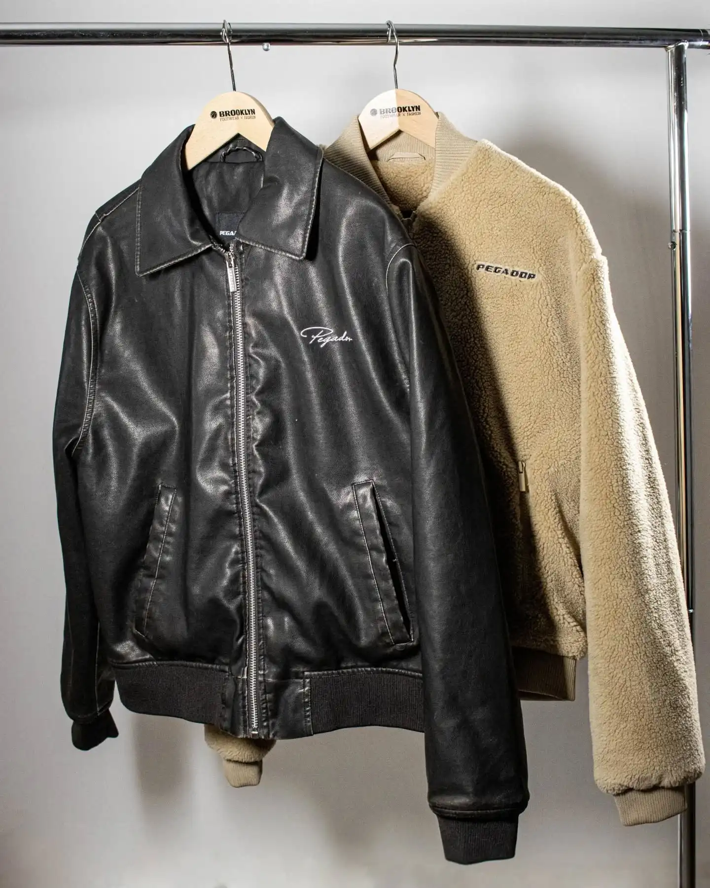 Streetwear mit Statement 🖤🤍
Die neuen Pegador Bomber Jackets bringen Premium-Vibes auf die Straße – von der Colton Vintage Faux Leather Bomber Jacke in Schwarz bis zur Ember Teddy Bomber in Sand.
Ob cooler Leder-Look oder cozy Teddy-Style – beide sind absolute Must-Haves für deinen Streetwear-Fit dieser Season. 🔥

Shop now: www.brooklyn-shop.de

@pegadorstreetwear

#pegador #streetwear #pegadorstyle #bomberjacket #teddybomber #leatherlook #streetfashion #urbanstyle #brooklyn_shop #fashiondaily #outfitinspo #cozystyle #fallfit #streetvibes #styleupdate #mensstreetwear