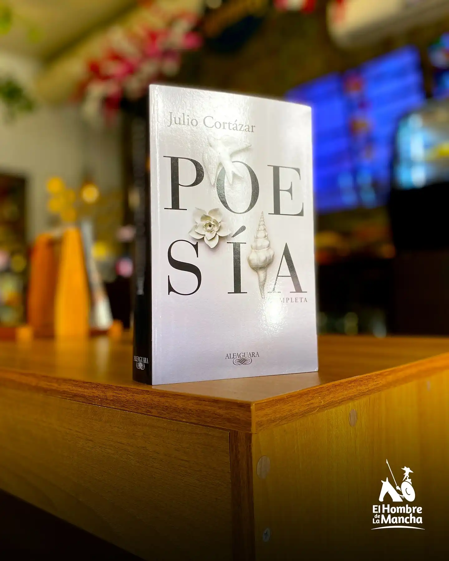 Poesía completa - Julio Cortázar 

La producción poética de Julio Cortázar, uno de los autores fundamentales de la literatura contemporánea en español, escritor admirado y querido por lectores de sucesivas generaciones, es, tal vez, lo menos transitado de su obra. Sin embargo, la poesía fue siempre esencial para él.

Escrita desde la máxima libertad y desde los márgenes, y con una gran conciencia de la importancia del lenguaje, explora algunas zonas invisibles de la realidad. Está alejada de cualquier tópico y une conceptos tan sólo aparentemente contradictorios: historia y utopía, afán comunicativo y experimentación, contemplación y compromiso, sensibilidad y rebeldía…

#libros #poesíavisual #poesiacontemporanea #poesia