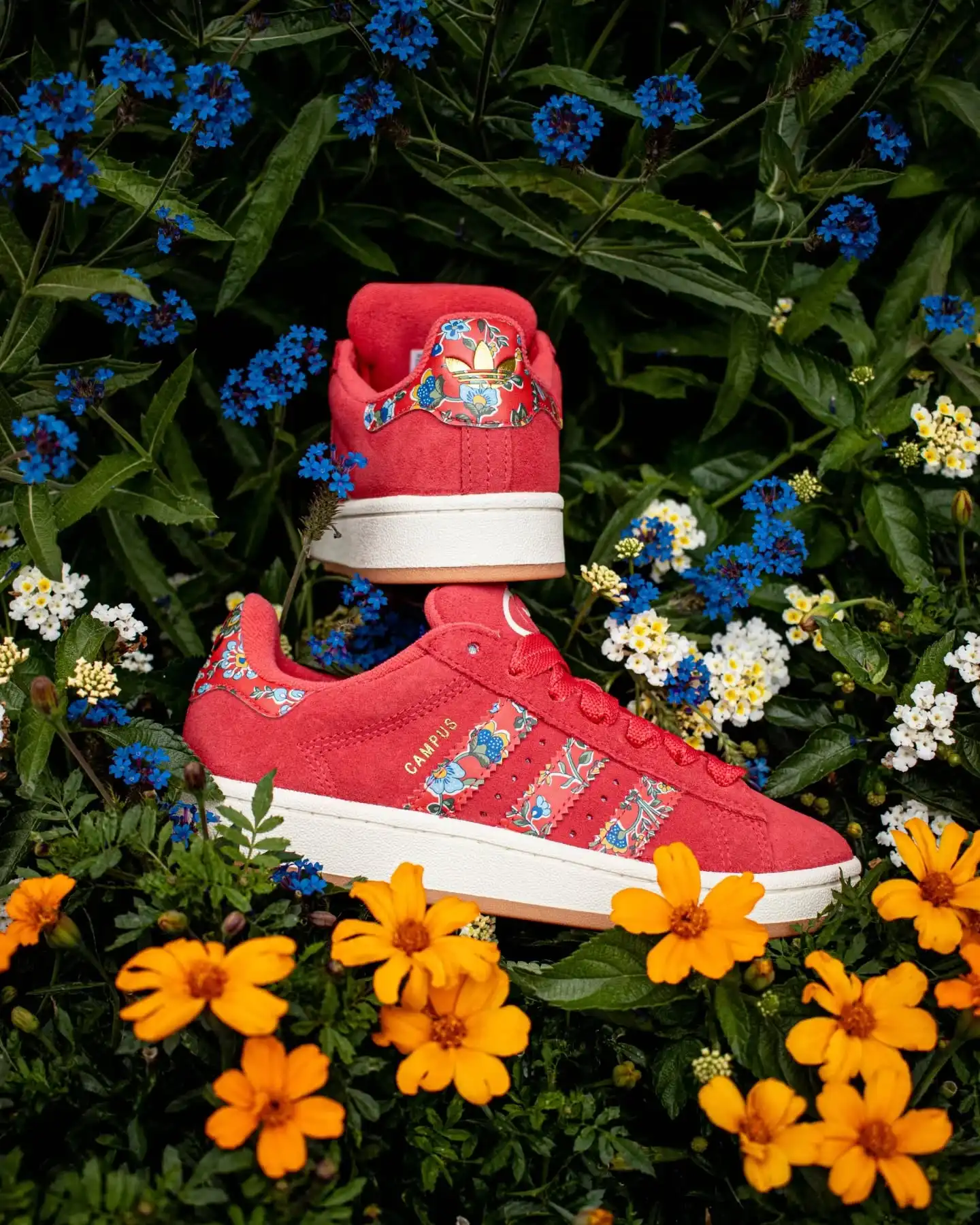 Blossom up your sneaker game 🌺🌷🏵️🌹
Der Adidas Campus 00s W JS1330 kommt in sattem Rot, cremigen Details und einem einzigartigen floralen Muster, das für echte Sommer-Vibes sorgt.
Die chunky Silhouette im Y2K-Stil trifft auf soften Retro-Charme – ein Must-have für alle, die auffallen wollen.
Die Gum-Sohle rundet den Look perfekt ab und sorgt für den nötigen Grip im Alltag. @adidaswomen
Ein cooler Throwback trifft hier auf frische Details – @adidasoriginals weiß einfach, wie Style geht.
Ideal für warme Tage, Street Looks und alle, die Sneaker mit Persönlichkeit lieben.
Shop now: www.brooklyn-shop.de
#adidascampus #campus00s #adidasoriginals #y2kstyle #sneakerlove #flowerstyle #retrovibes #chunkysneakers #summerfit #floralmood #sneakeraddict #fashionkicks #brooklyn_shop #streetweargirls #trendystyle