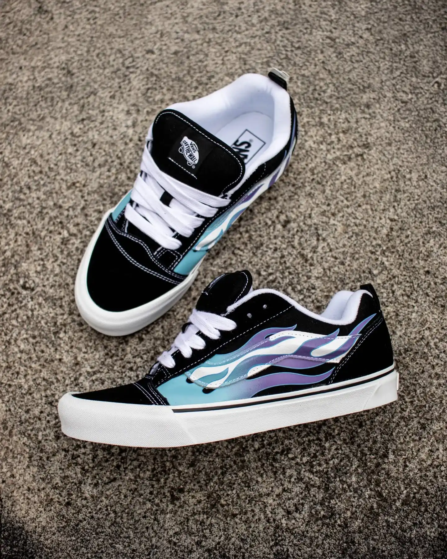🔥Classic gets a fiery twist!🖤💙💜🤍
Der Vans Knu Skool Flame VN000D22Y611 bringt Skater-Style auf ein neues Level – mit coolen Flammen in Hellblau, Lila und Weiß auf tiefschwarzem Upper.
Chunky Silhouette trifft auf Retro-Vibe und sorgt für einen Look, der alles andere als langweilig ist.
Ob zum Skaten oder als Highlight im Streetwear-Fit – dieser Sneaker ist ein echtes Statement.
@vans_europe liefert wie immer Klassiker mit Charakter!
Shop now: www.brooklyn-shop.de
#vansknuskool #vansflame #chunkysneakers #vansstyle #skaterlook #flamedetails #streetwearfit #retrostyle #boldsneakers #sneakeraddict #brooklyn_shop #vansclassic #skatervibes #sneakerhighlight #vanslove