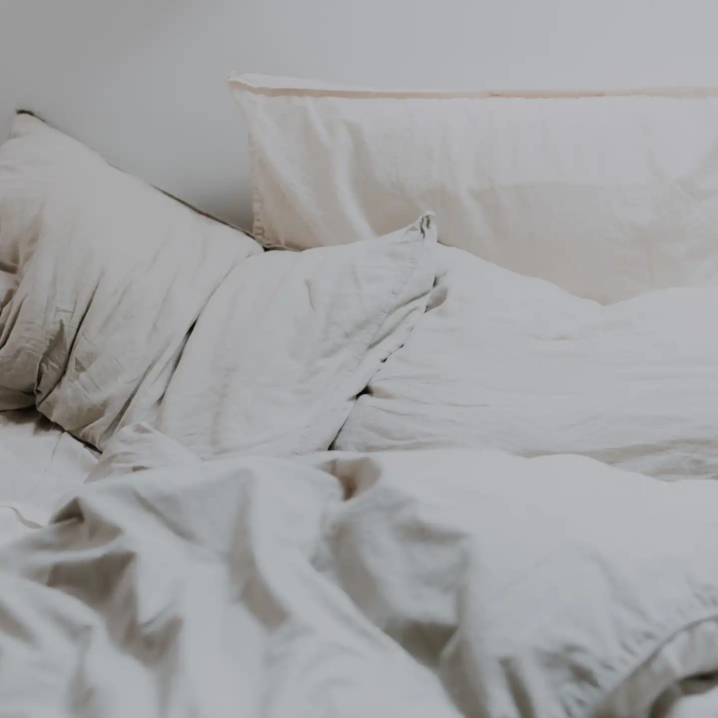 Gut schlafen trotz Hitze – Tipps für eine gute Nacht 😴✨
Wenn die Temperaturen steigen, wird erholsamer Schlaf zur Herausforderung. Schwitzen, wälzen, wachliegen – viele kennen das Problem in heißen Sommernächten nur zu gut. In diesem Beitrag geben wir dir praktische Tipps, wie du auch bei Hitze gut durch die Nacht kommst und morgens erfrischt aufwachst.
Leichte und atmungsaktive Bettwäsche wählen
Die Wahl der richtigen Bettwäsche ist entscheidend, um auch bei warmen Temperaturen einen erholsamen Schlaf zu ermöglichen. Hier sind einige Punkte, die du beachten kannst:
Natürliche Materialien: Entscheide dich für Sommerbettwäsche aus natürlichen Materialien wie Baumwolle, Leinen oder Hanf. Diese Stoffe sind leicht, atmungsaktiv und lassen die Luft besser zirkulieren, was für eine bessere Temperaturregulierung sorgt.
Helle Farben: Wähle Bettwäsche in hellen Farben, da diese weniger Wärme absorbieren als dunkle Farben. Dadurch bleibt dein Bett kühler und angenehmer.
Wechsel der Bettwäsche: Wenn die Temperaturen steigen, kann es sinnvoll sein, öfter die Bettwäsche zu wechseln, um ein frisches Gefühl zu bewahren.