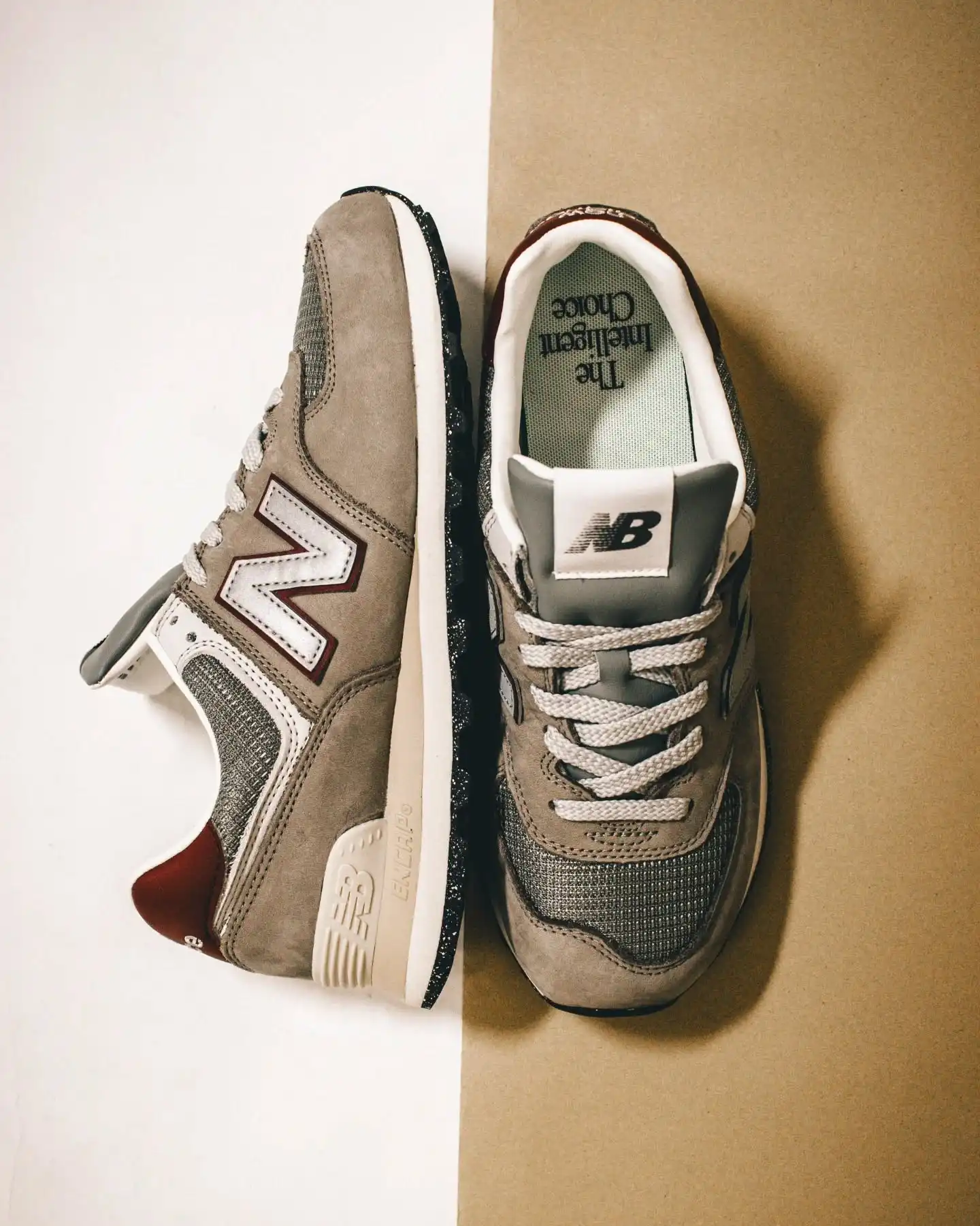 Clean, klassisch, everyday ready. Der @newbalance U574SKB liefert den perfekten Mix aus Beige, Hellgrau und dunklem Rot – ein warmer, vielseitiger Colorway, der jeden Fit effortless aufwertet. Komfort, Retro-Vibes und Style in einem echten NB-Essential. 🔥

Shop now: www.brooklyn-shop.de

#newbalance #nb574 #u574skb #sneakerstyle #retrolover #streetwearfit #beigefit #fallvibes #sneakerlove #dailykicks #kicksfinder #freshdrops #outfitinspiration #brooklyn_shop #lifestylekicks #trendingkicks